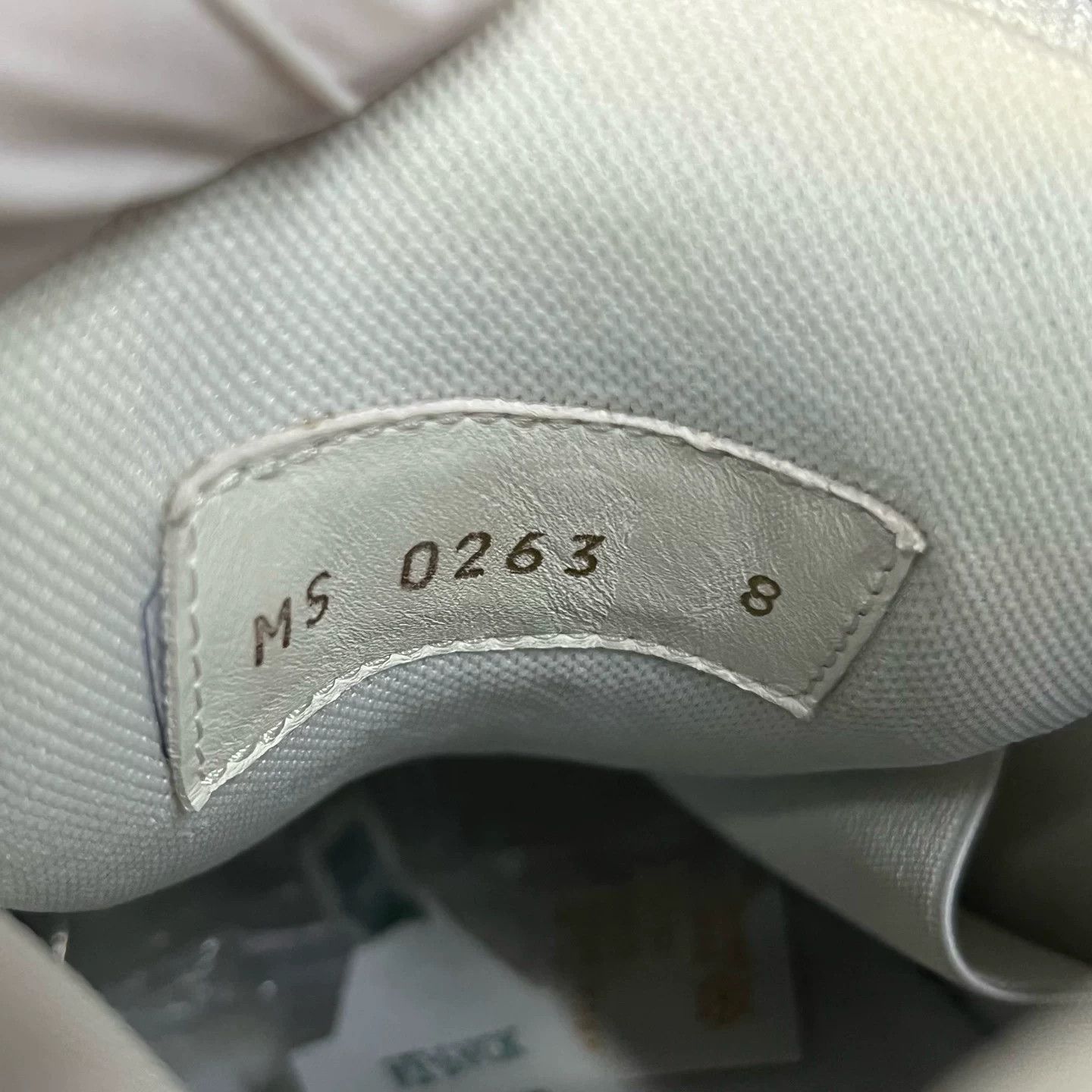 Louis Vuitton Louis Vuitton White Lowtop Sneakers 8 Women Size US 8 / IT 38 - 5 Thumbnail