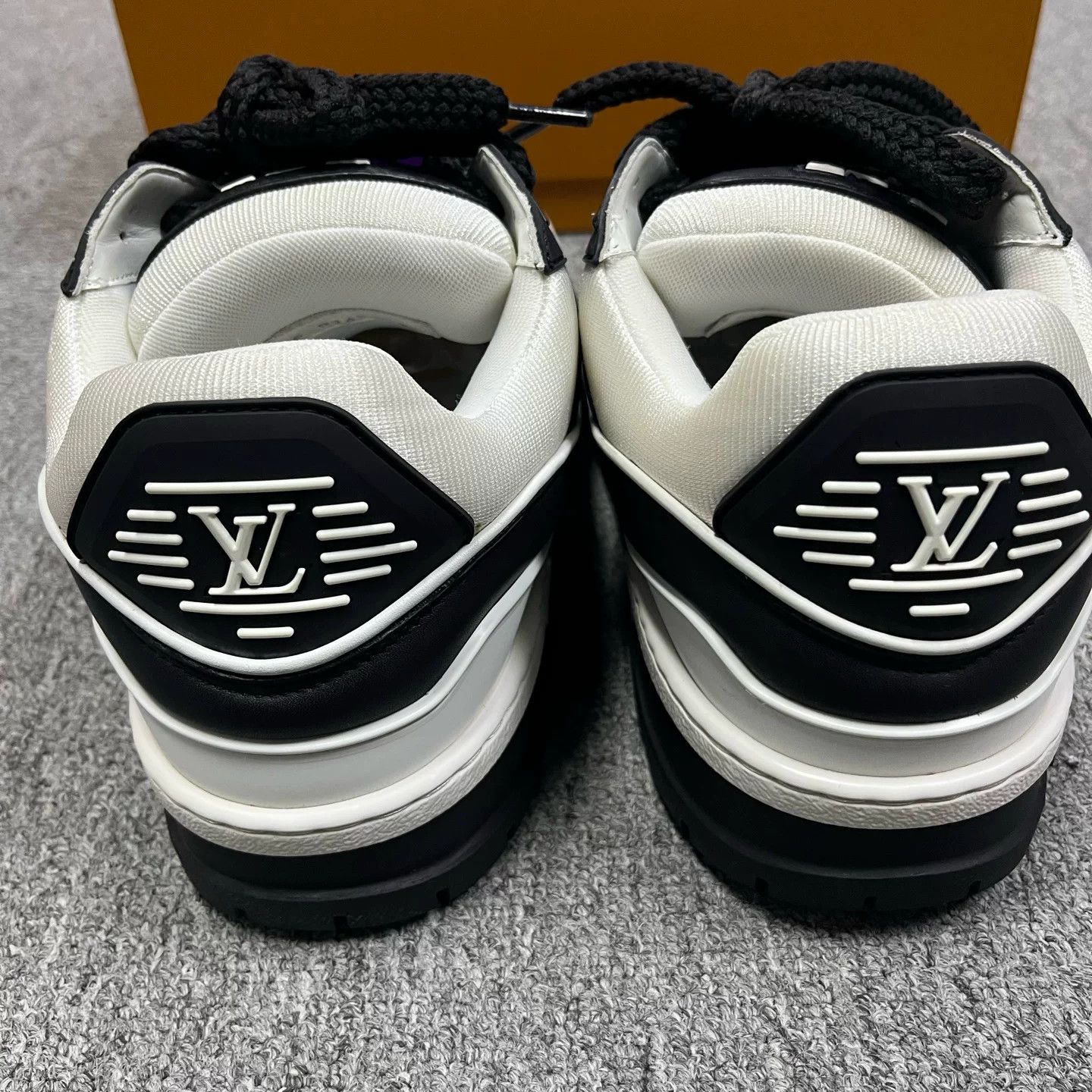 Louis Vuitton Louis Vuitton White Lowtop Sneakers 8 Women Size US 8 / IT 38 - 4 Thumbnail