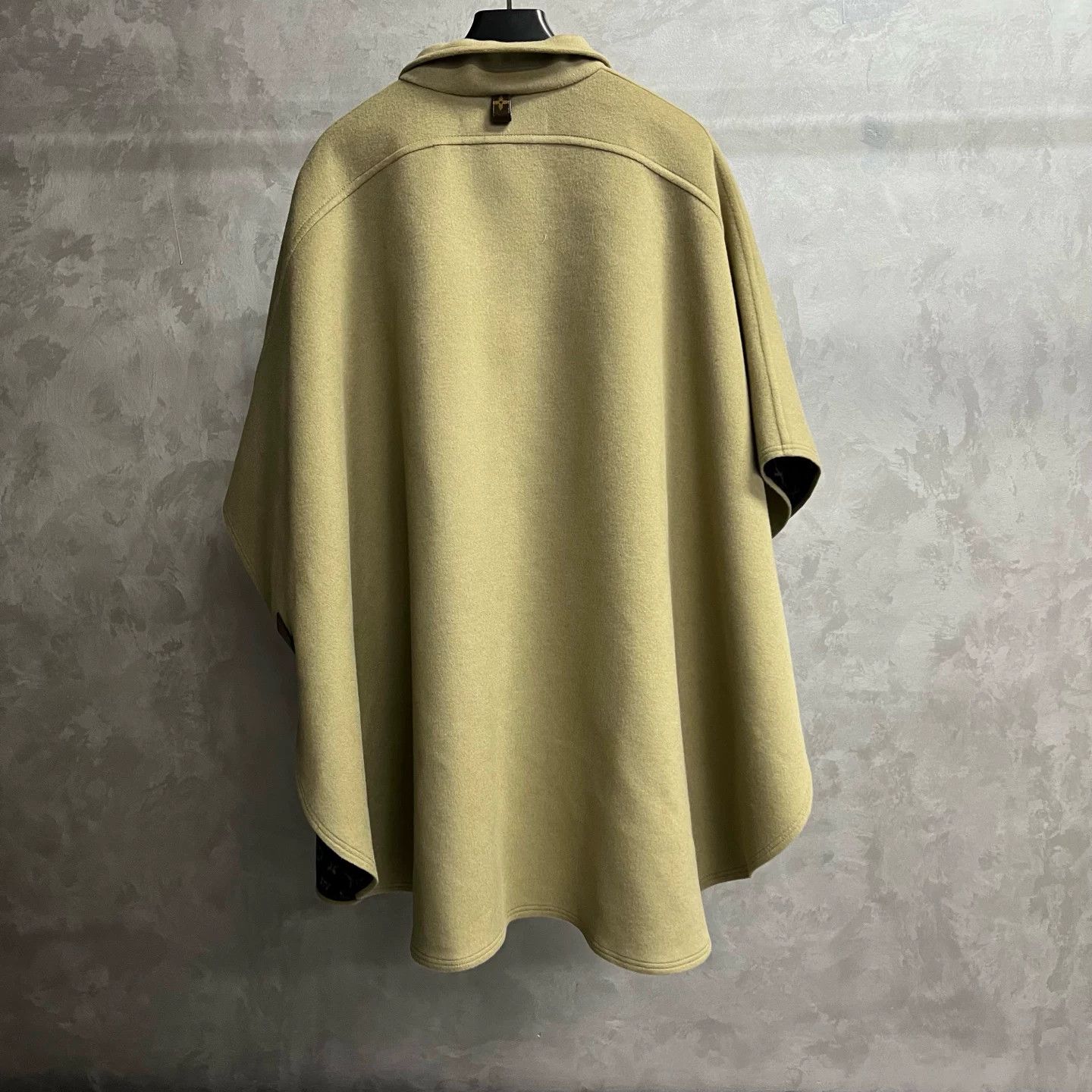 Louis Vuitton Louis Vuitton Beige Button Designer Size L / US 10 / IT 46 - 5 Thumbnail