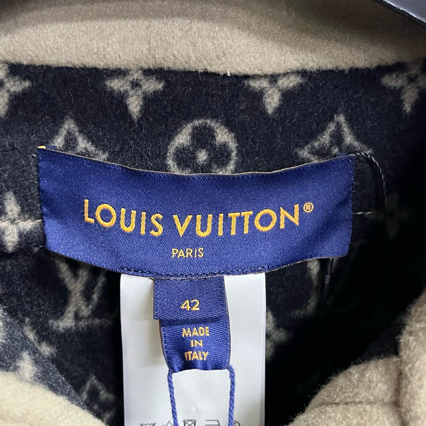 Louis Vuitton Louis Vuitton Beige Button Designer Size L / US 10 / IT 46 - 3 Thumbnail