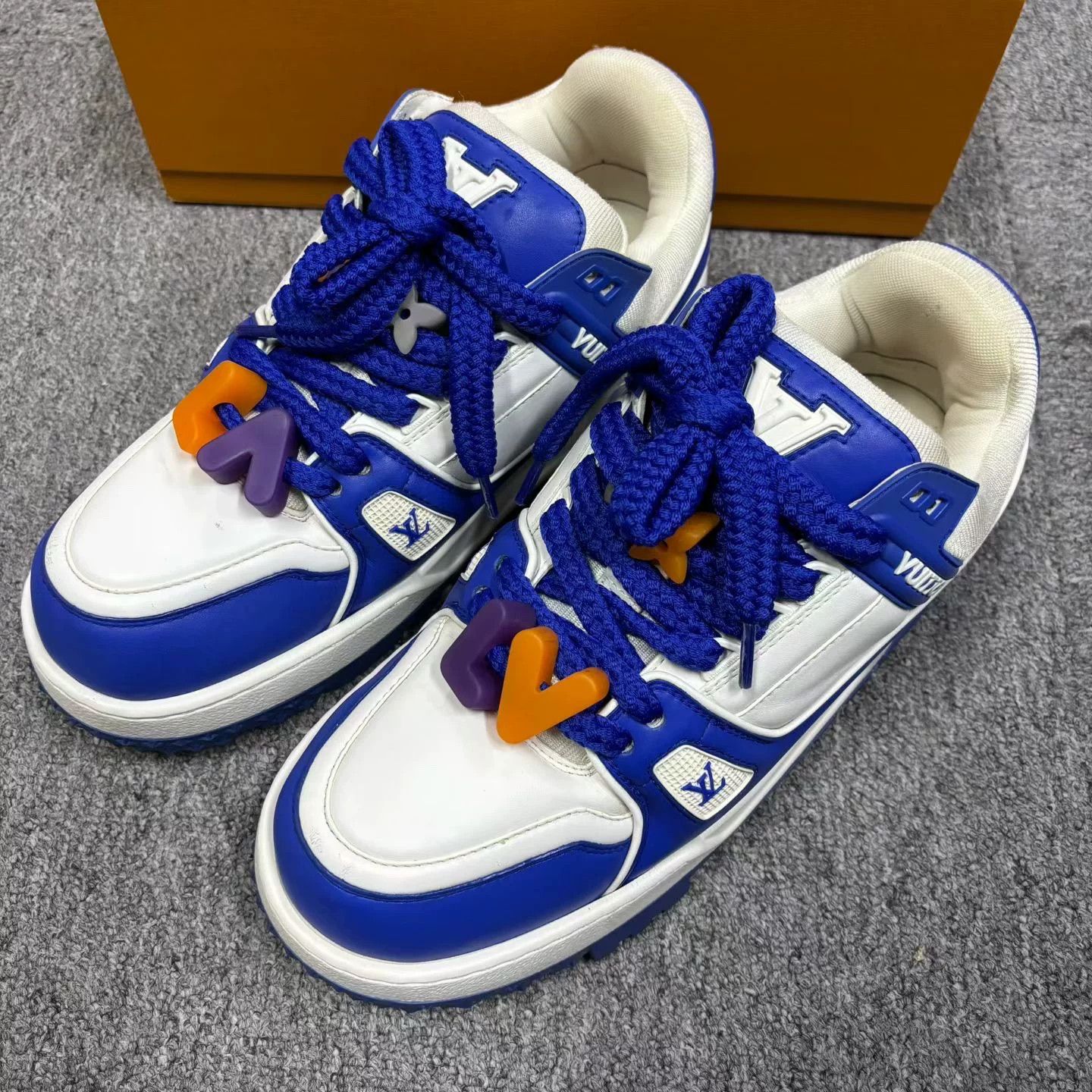 Louis Vuitton Louis Vuitton Blue Lowtop Sneakers 8 Women Size US 8 / IT 38 - 2 Thumbnail