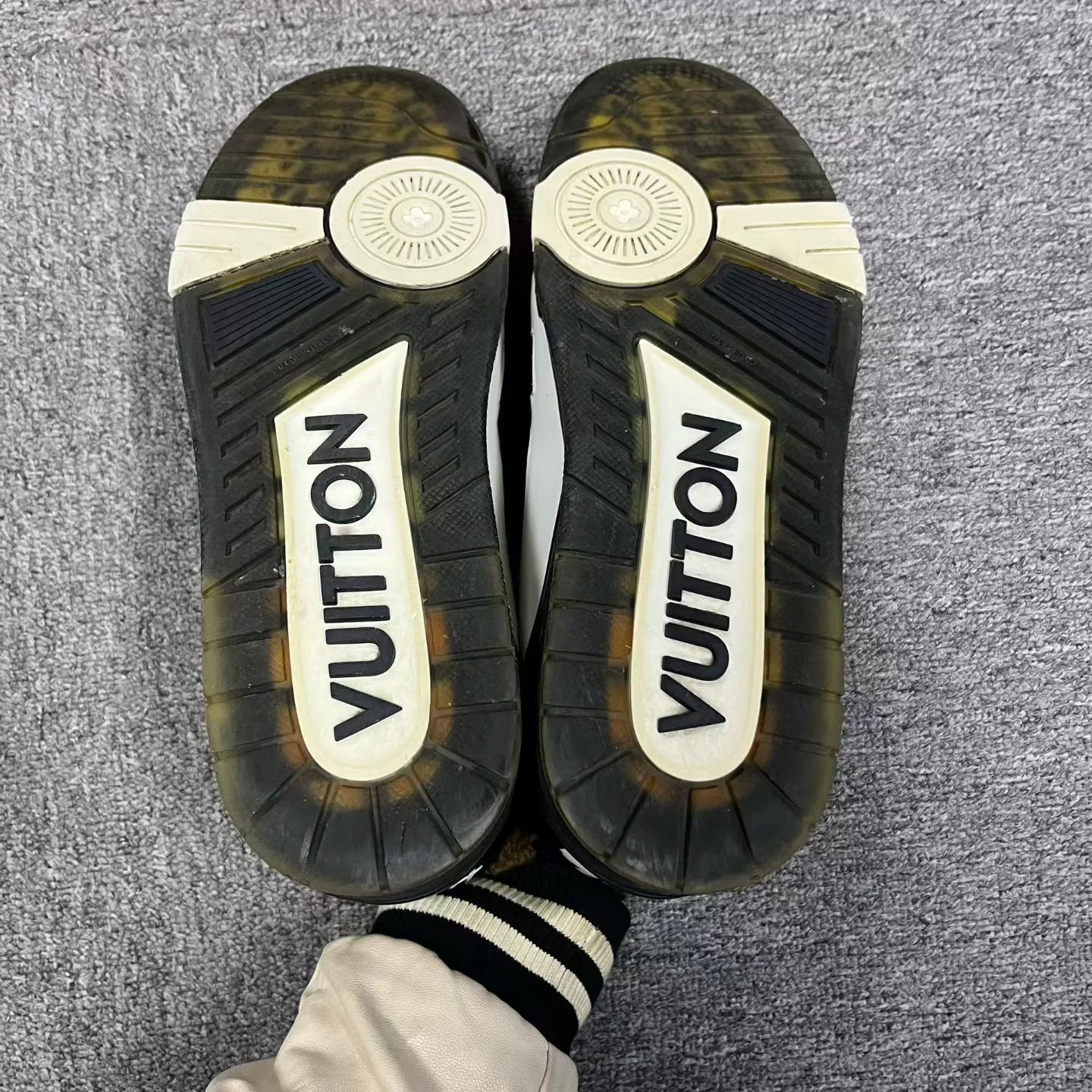 Louis Vuitton Louis Vuitton Leather White Lowtop Sneakers 8 Women Size US 8 / IT 38 - 6 Thumbnail