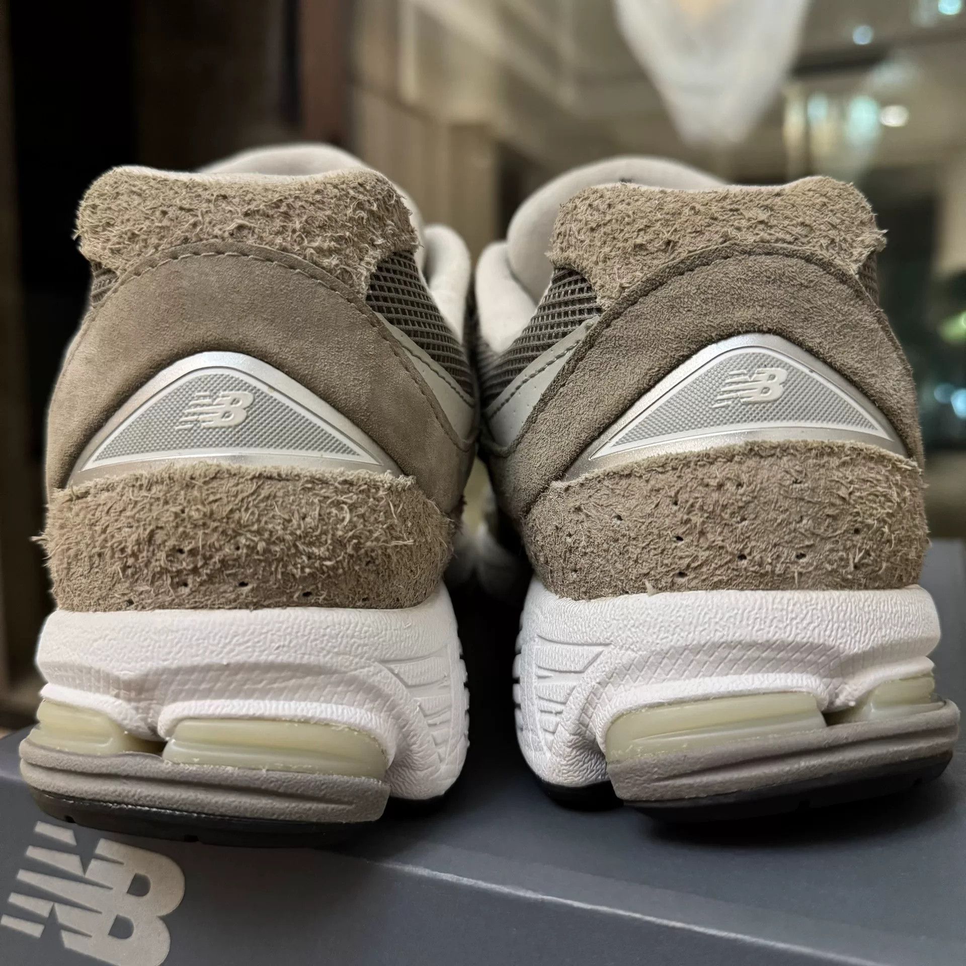 New Balance N.HOOLYWOOD x Invincible x New Balance 2002R Size US 8.5 / EU 41-42 - 4 Thumbnail