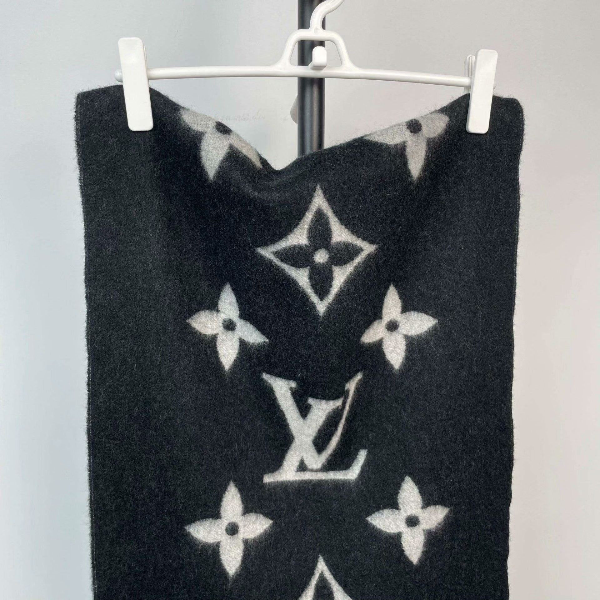 Louis Vuitton Louis Vuitton Wool Gray Scarf XS Men Size ONE SIZE - 8 Thumbnail