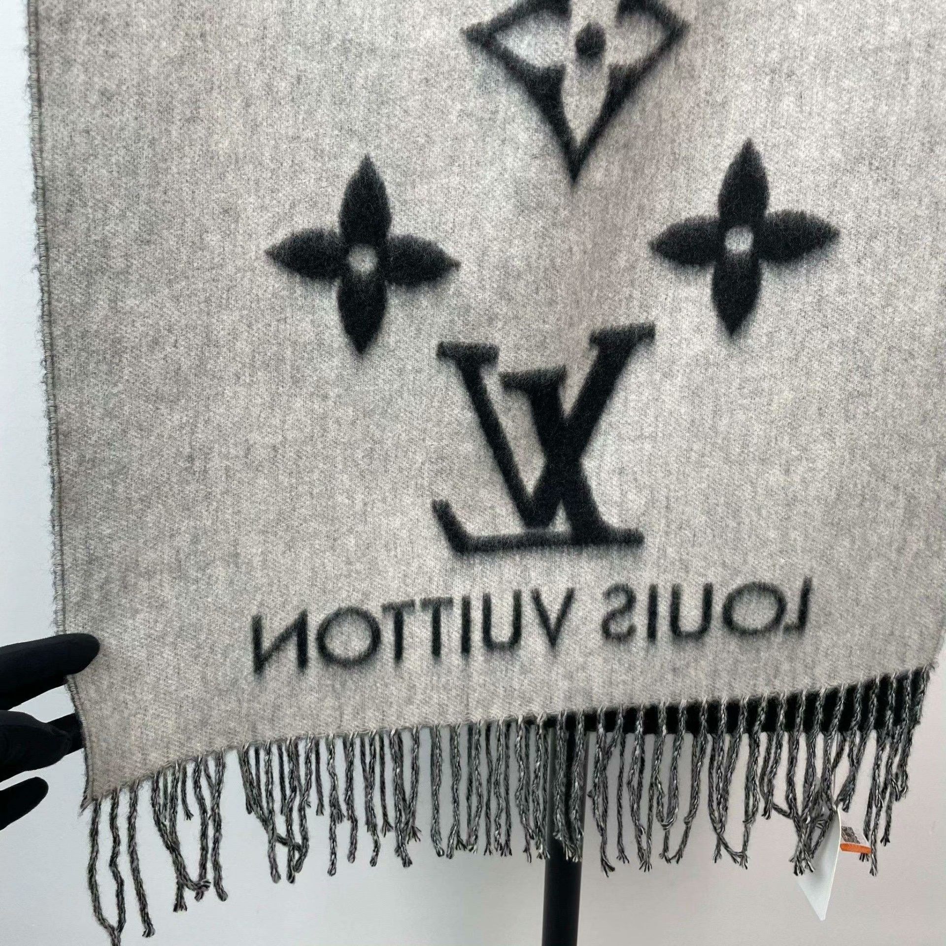 Louis Vuitton Louis Vuitton Wool Gray Scarf XS Men Size ONE SIZE - 4 Thumbnail