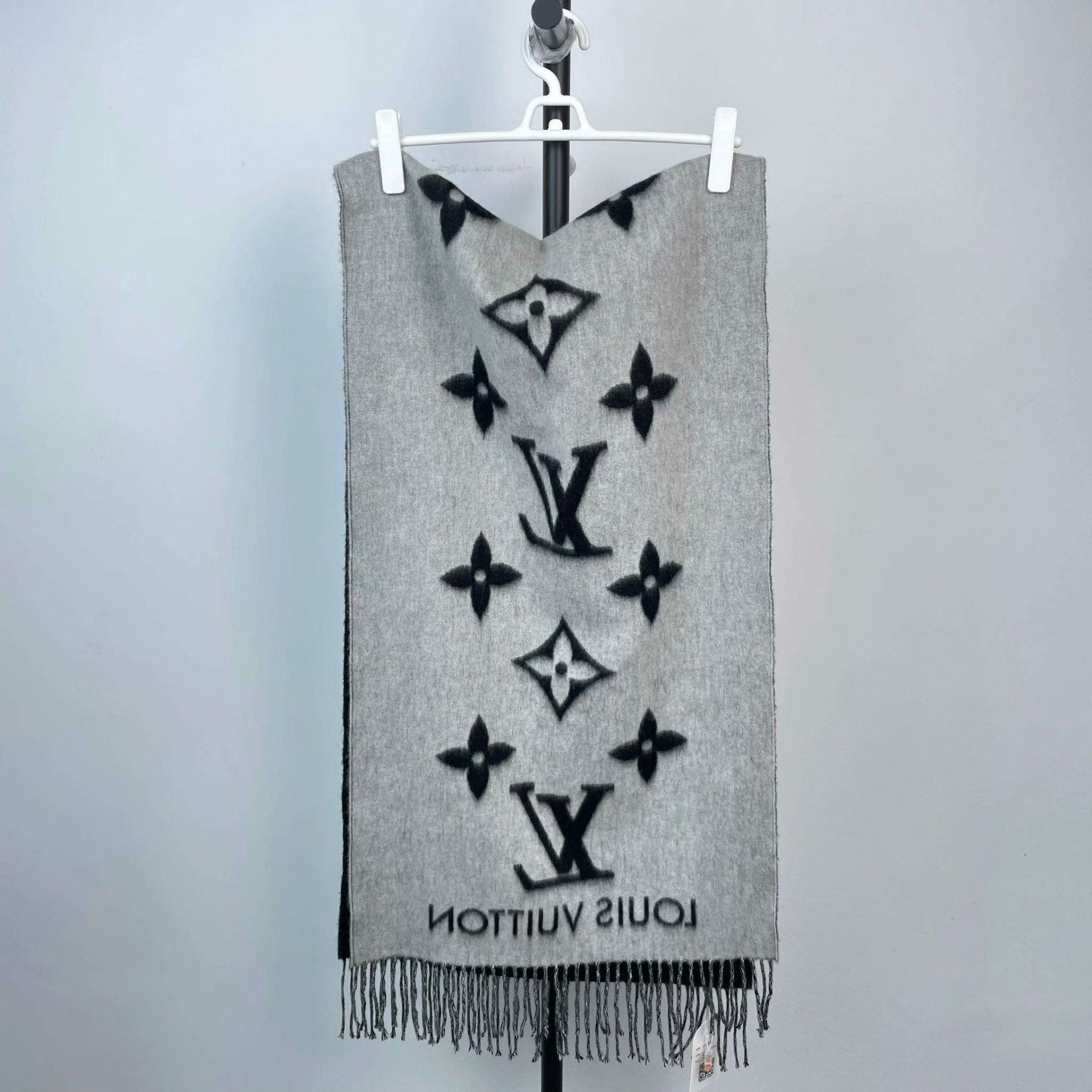 Louis Vuitton Louis Vuitton Wool Gray Scarf XS Men Size ONE SIZE - 2 Thumbnail