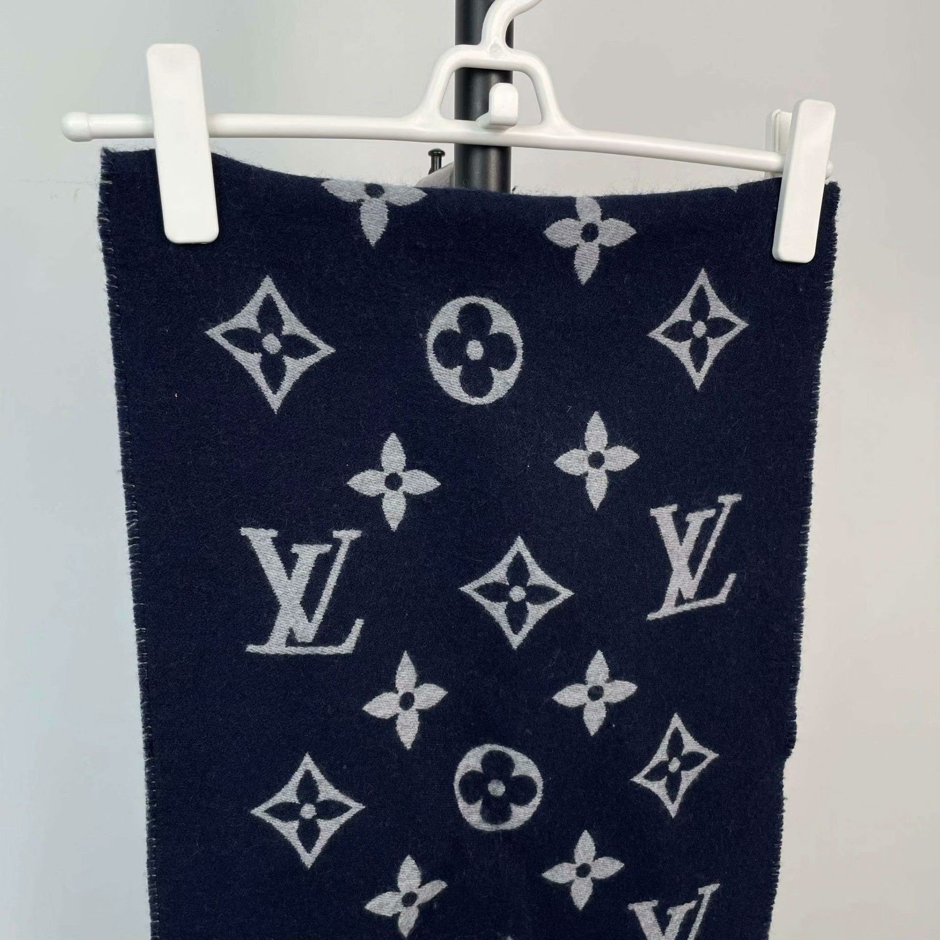 Louis Vuitton Louis Vuitton Multi Scarf XS Men Size ONE SIZE - 8 Thumbnail