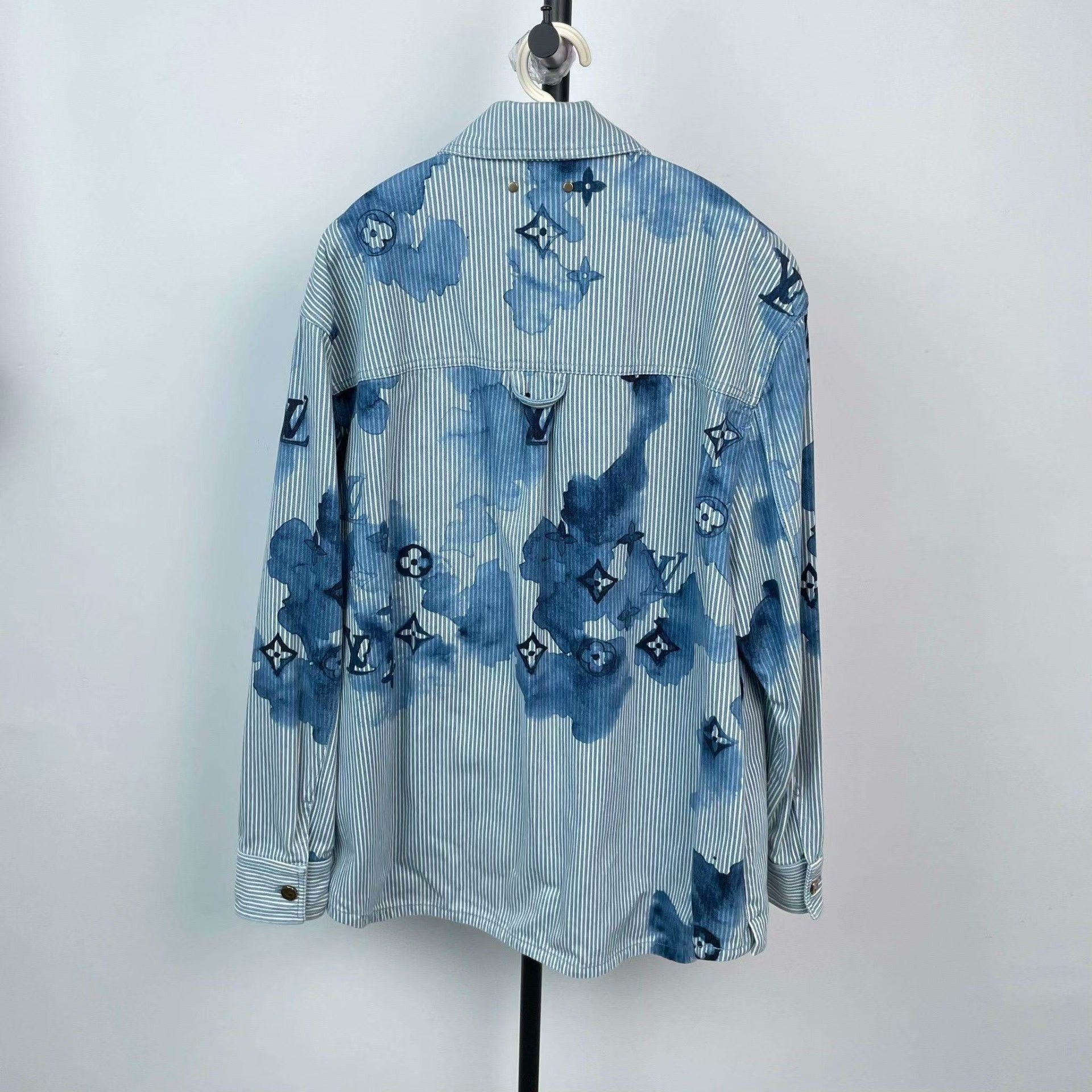 Louis Vuitton Louis Vuitton Denim Striped Blue Shirt L Men Size US L / EU 52-54 / 3 - 2 Thumbnail
