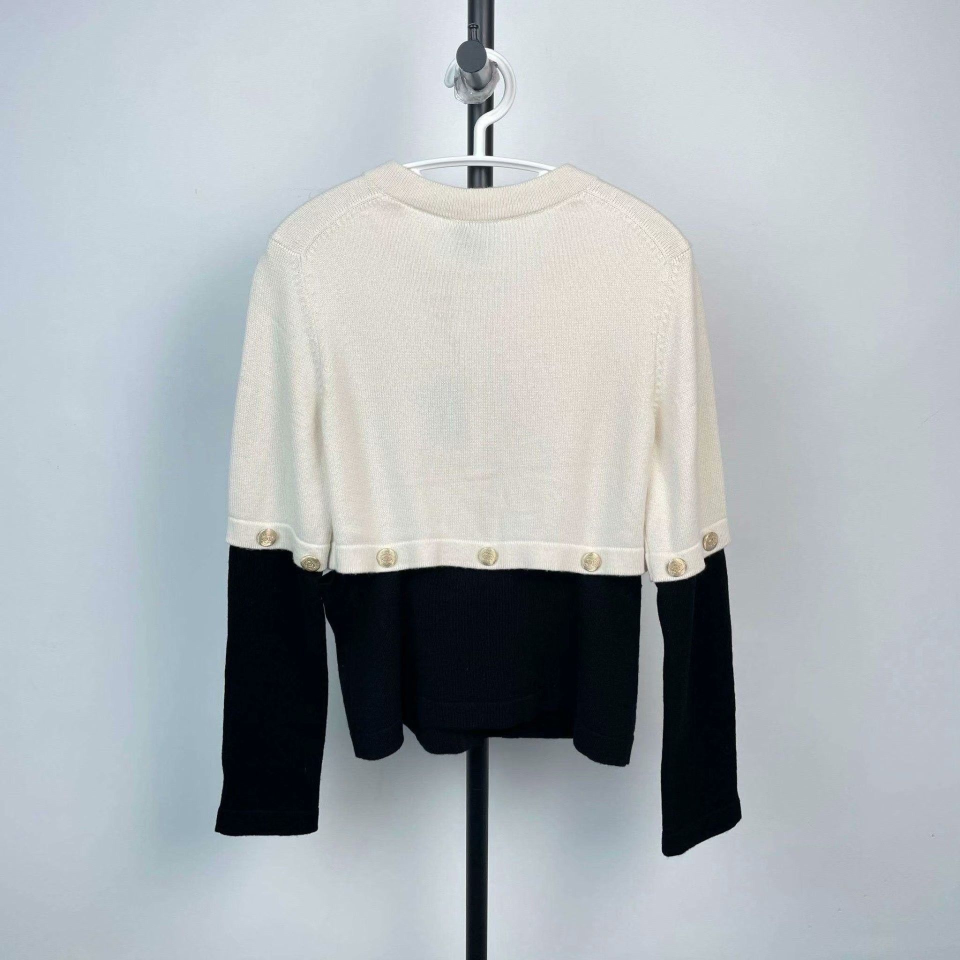 Chanel Chanel White Sweater S Women Size S / US 4 / IT 40 - 2 Thumbnail