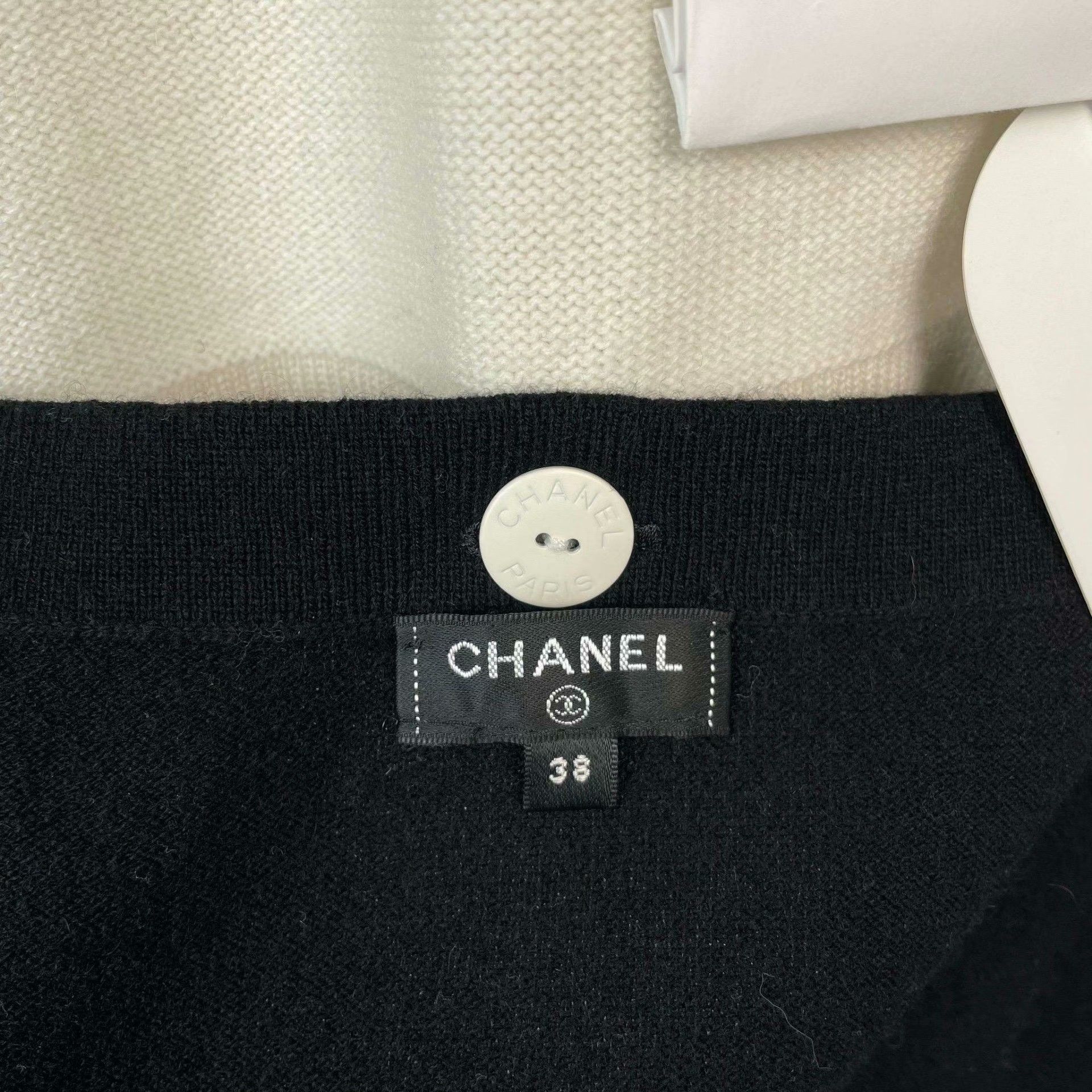 Chanel Chanel White Sweater S Women Size S / US 4 / IT 40 - 3 Thumbnail