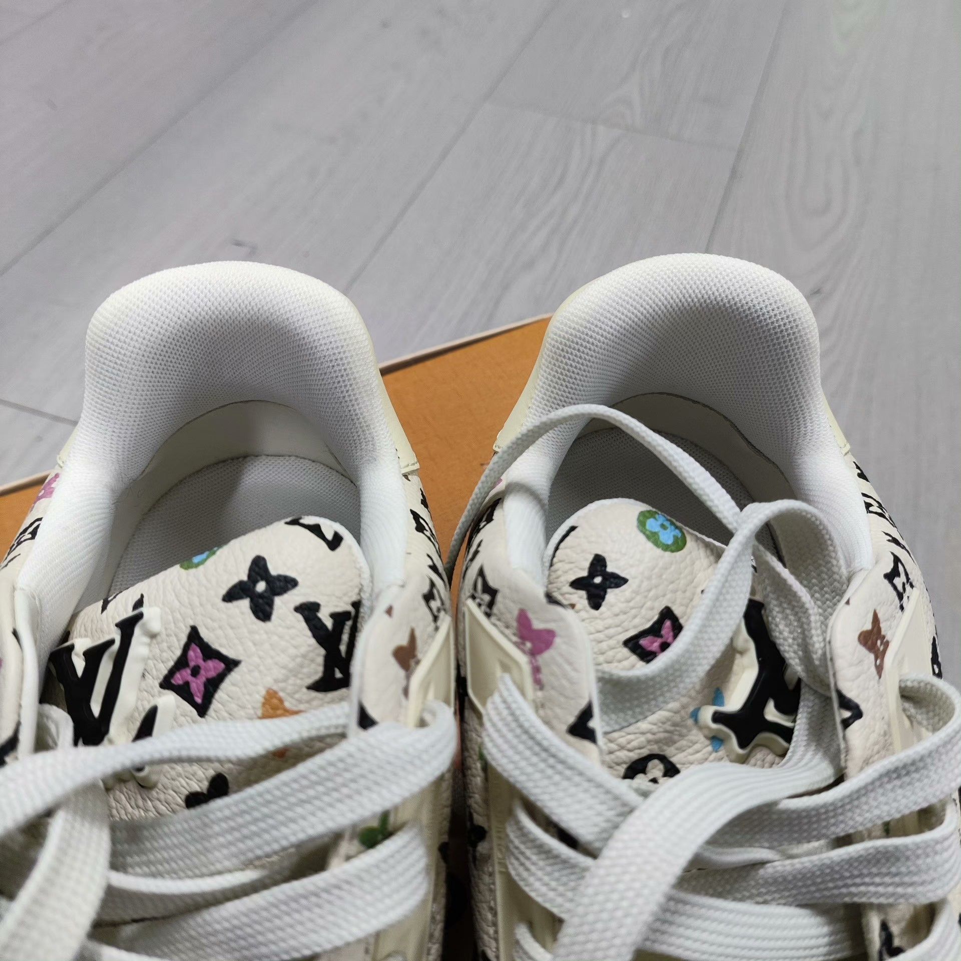 Louis Vuitton Louis Vuitton White Lowtop Sneakers 4 Men Size US 5 / EU 37 - 2 Thumbnail