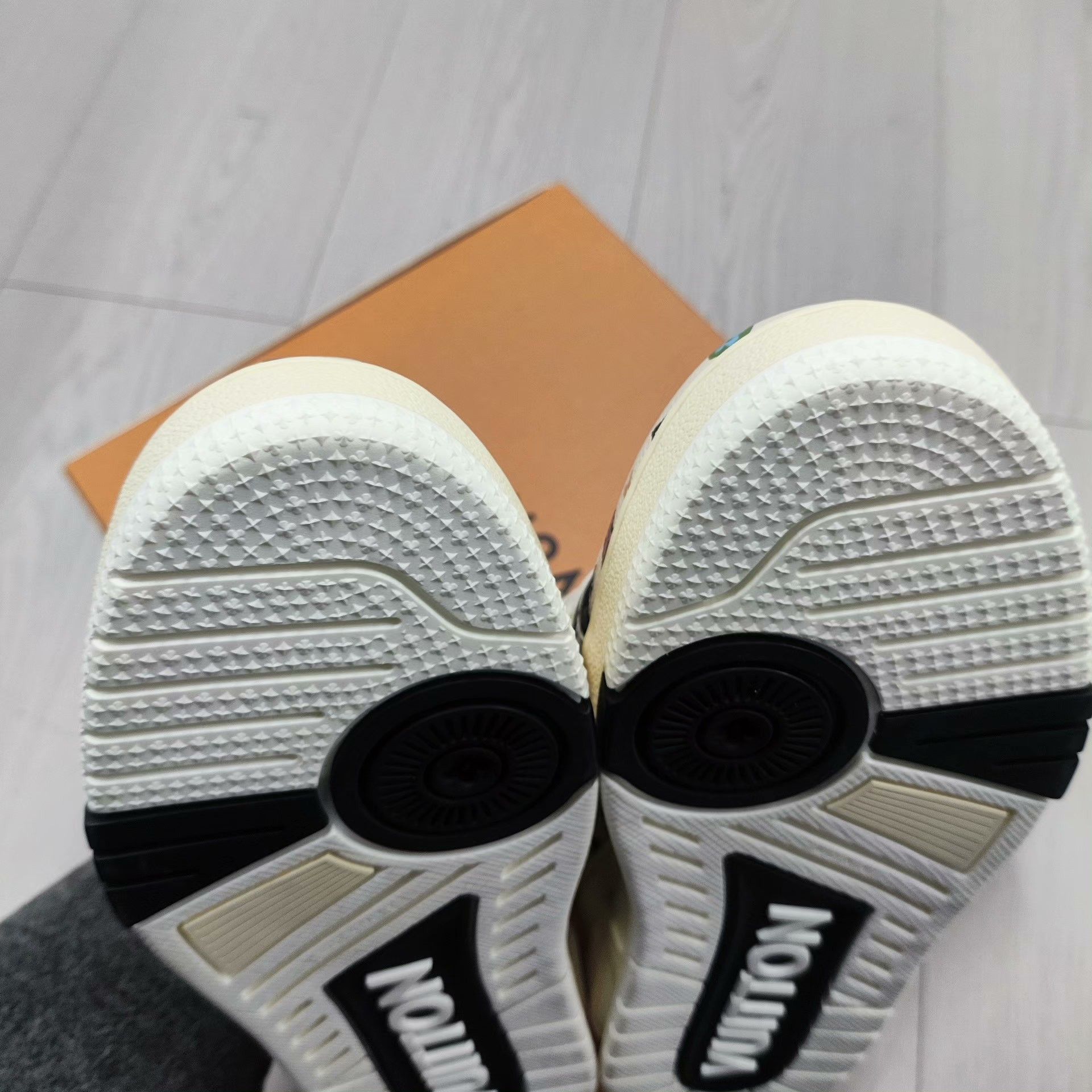 Louis Vuitton Louis Vuitton White Lowtop Sneakers 4 Men Size US 5 / EU 37 - 6 Thumbnail