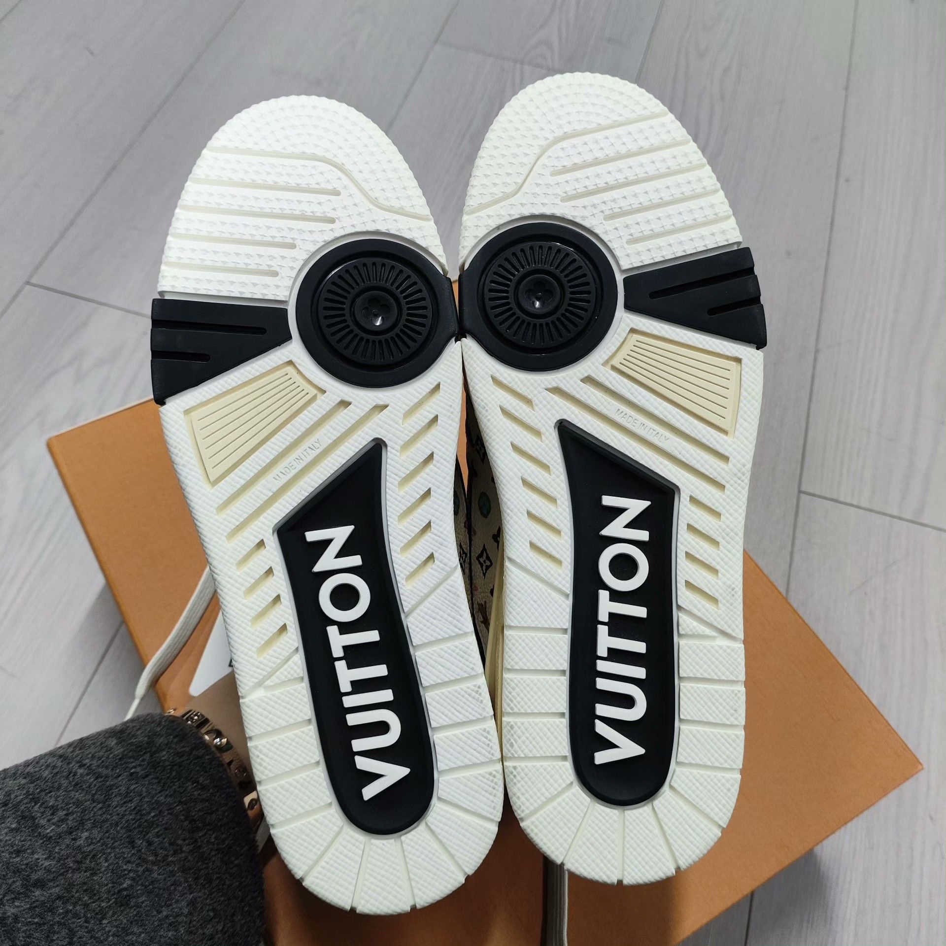 Louis Vuitton Louis Vuitton White Lowtop Sneakers 4 Men Size US 5 / EU 37 - 3 Thumbnail
