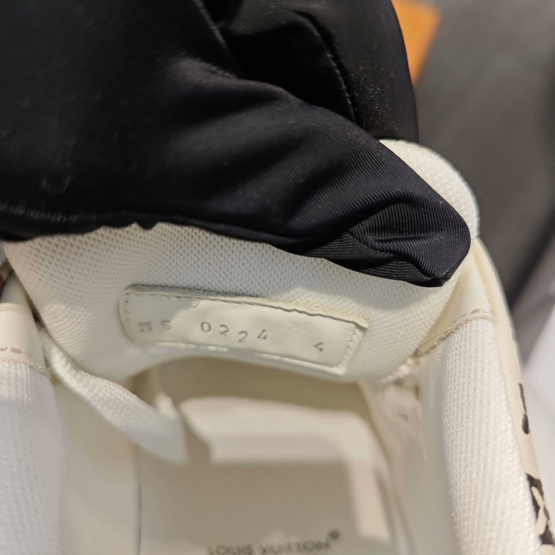 Louis Vuitton Louis Vuitton White Lowtop Sneakers 4 Men Size US 5 / EU 37 - 9 Thumbnail