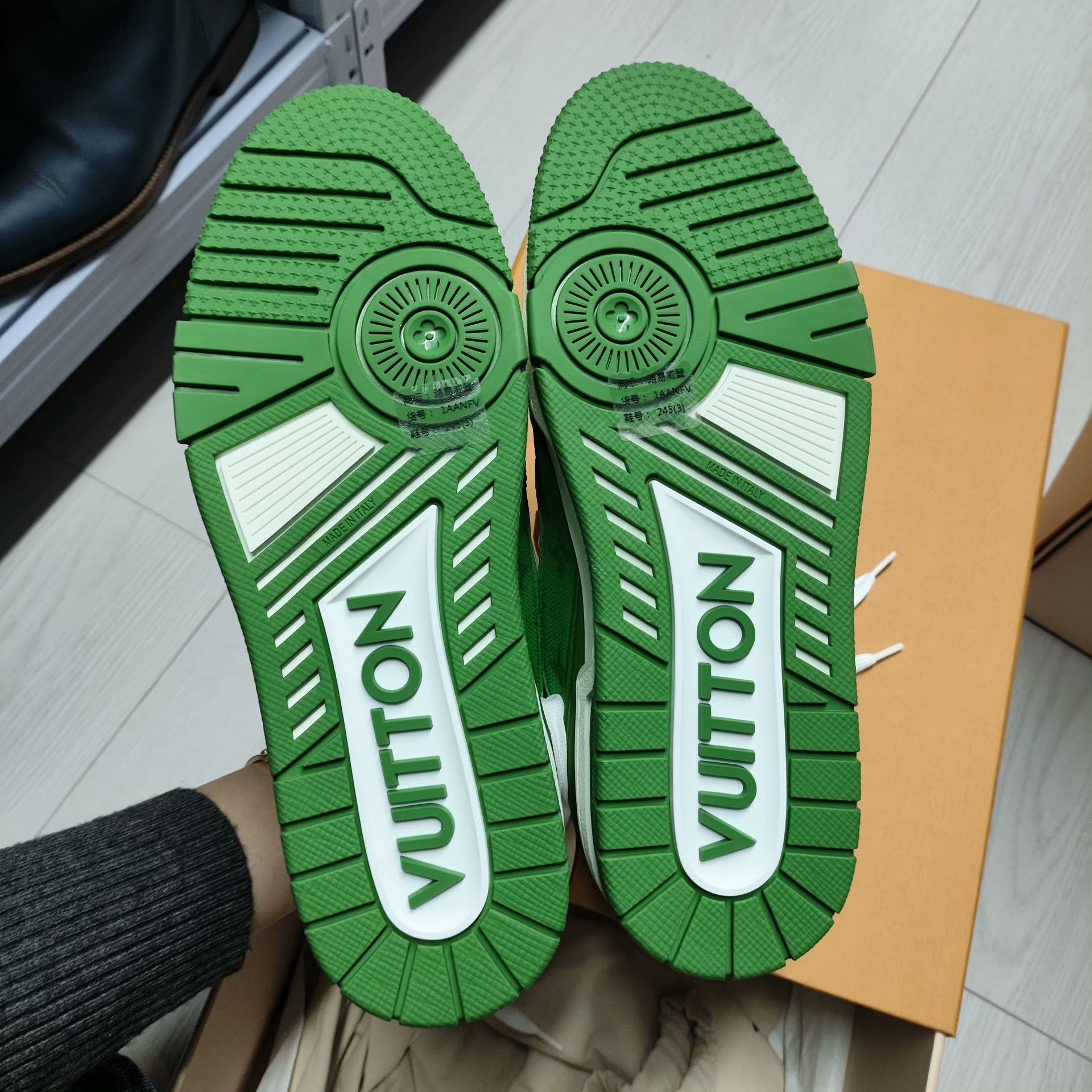 Louis Vuitton Louis Vuitton Green Lowtop Sneakers 5 Men Size US 5 / EU 37 - 3 Thumbnail