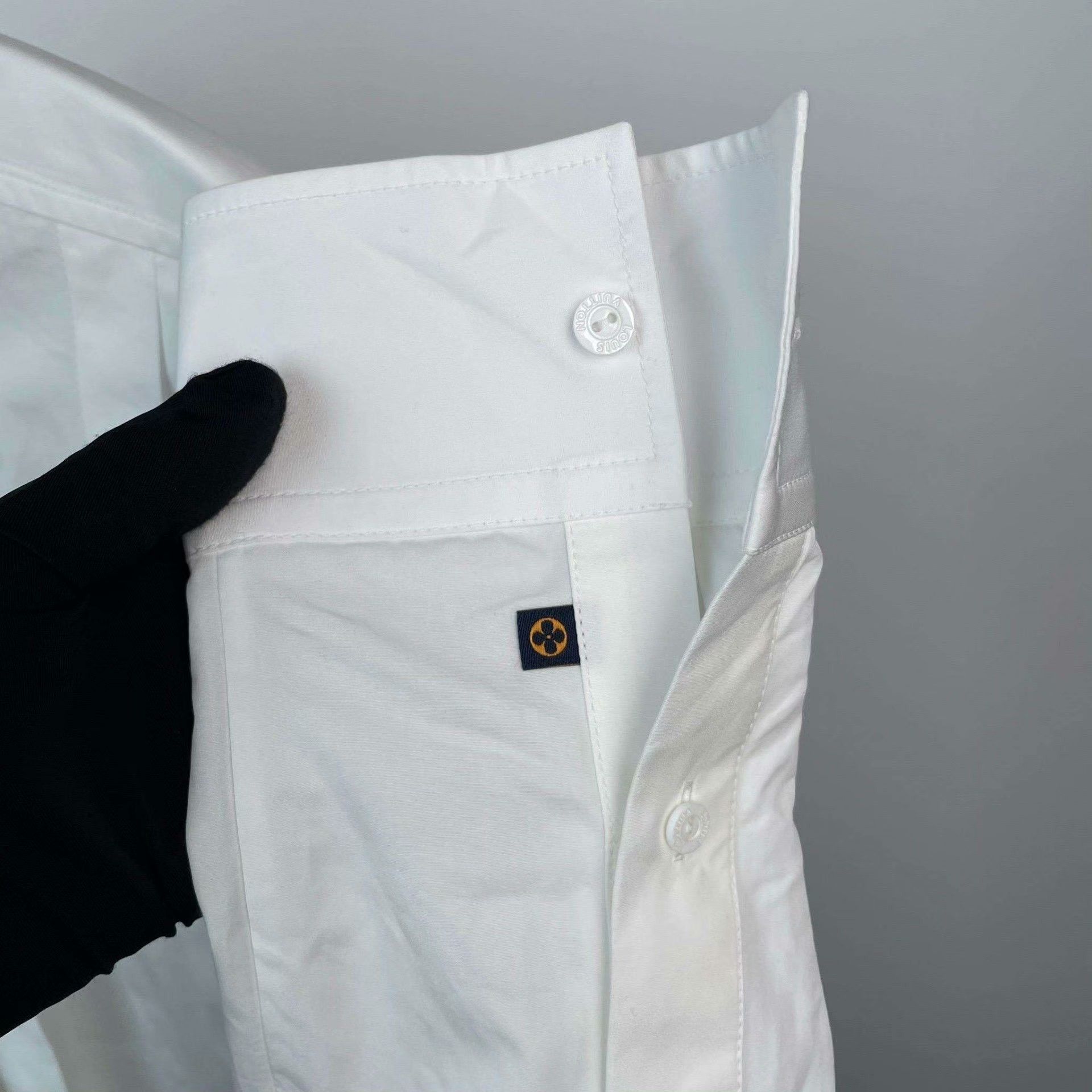 Louis Vuitton Louis Vuitton White Shirt 40 Men Size US M / EU 48-50 / 2 - 5 Thumbnail