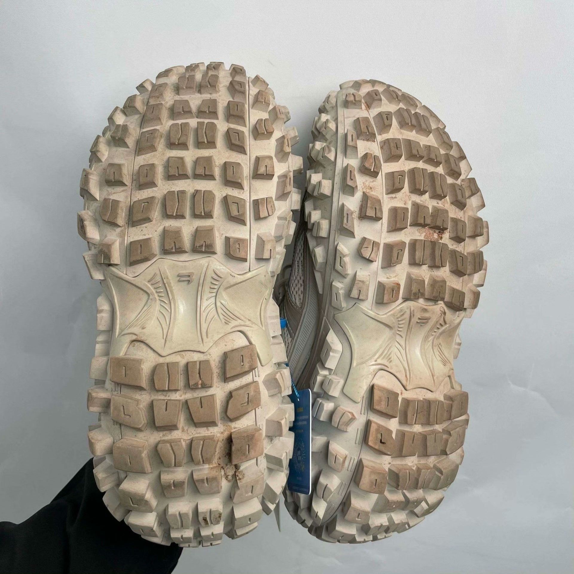 Balenciaga Balenciaga Beige Lowtop Sneakers 42 Men Size US 9 / EU 42 - 8 Thumbnail