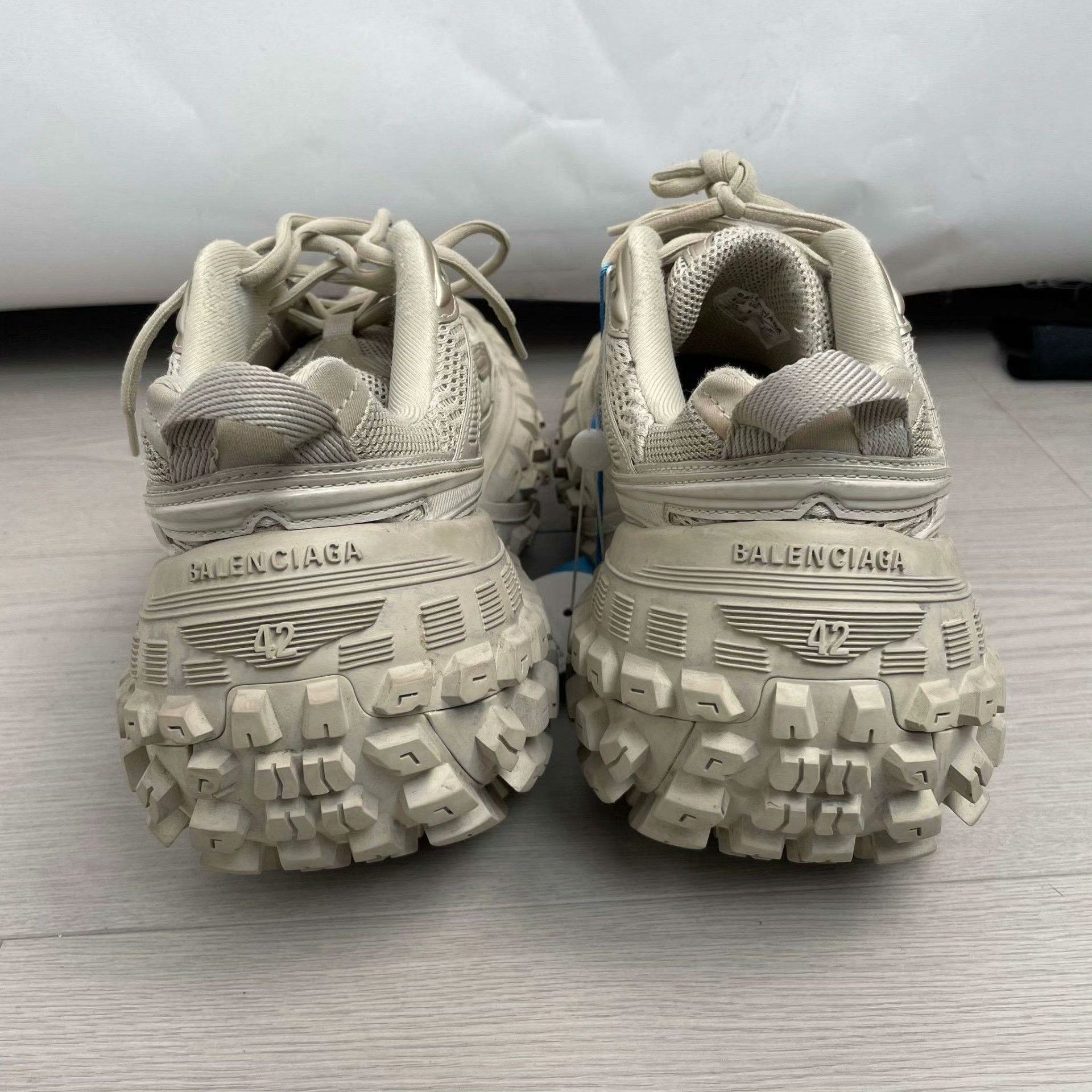 Balenciaga Balenciaga Beige Lowtop Sneakers 42 Men Size US 9 / EU 42 - 4 Thumbnail