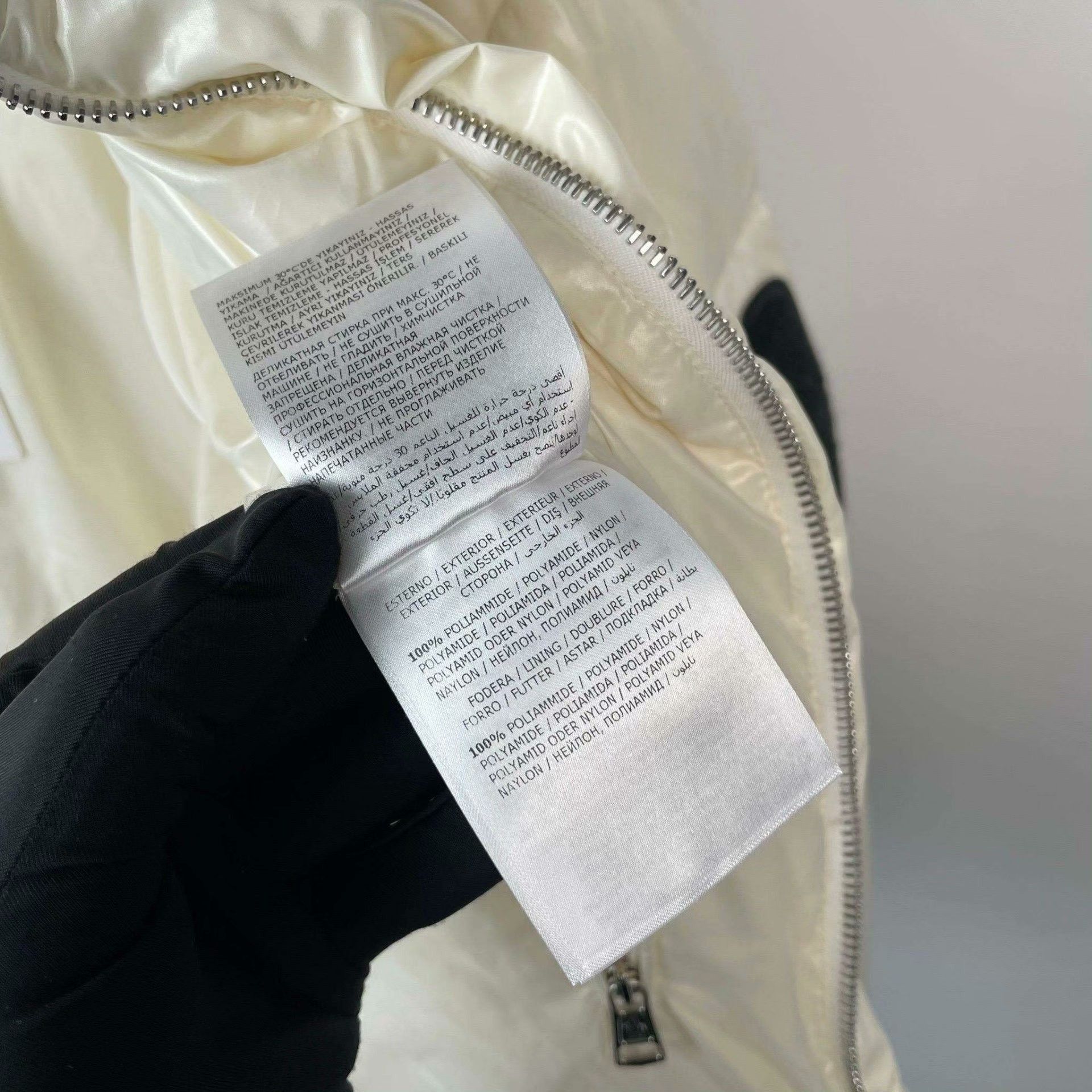 Moncler Moncler Down Cropped White Heavy Coat L Men Size US L / EU 52-54 / 3 - 7 Thumbnail
