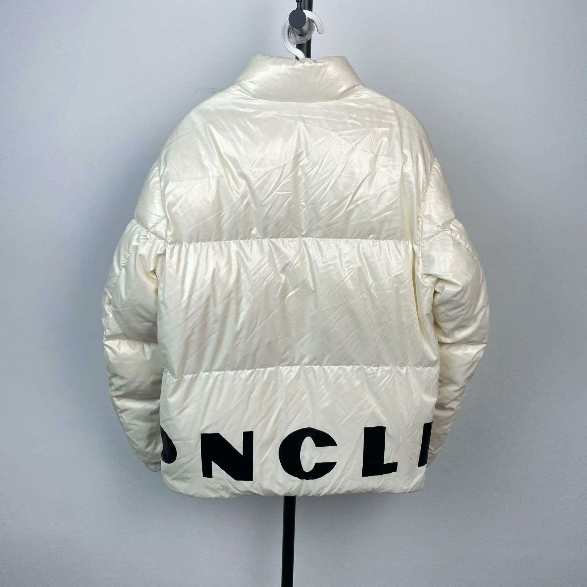 Moncler Moncler Down Cropped White Heavy Coat L Men Size US L / EU 52-54 / 3 - 2 Thumbnail