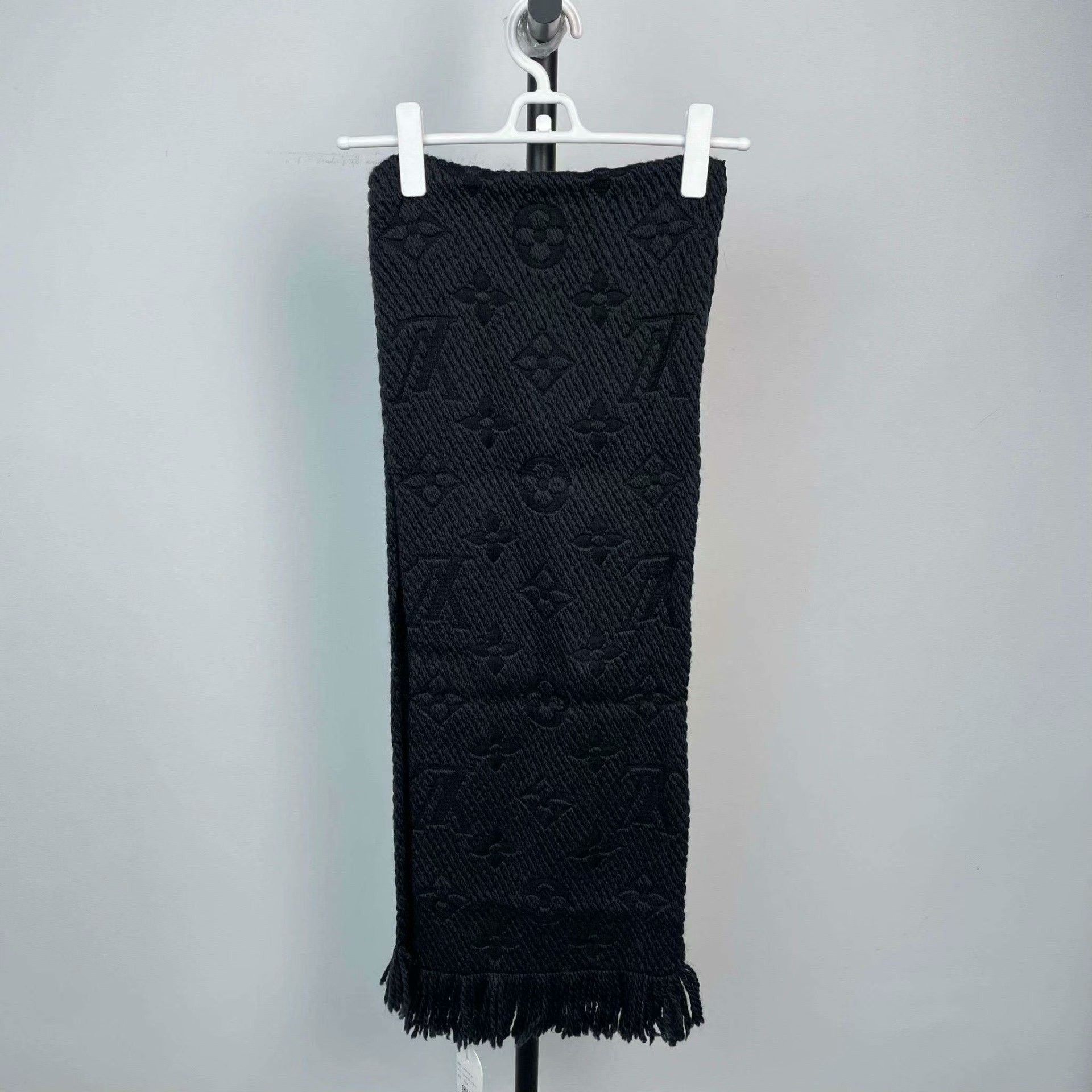 Louis Vuitton Louis Vuitton Black Scarf L Men Size ONE SIZE - 2 Thumbnail