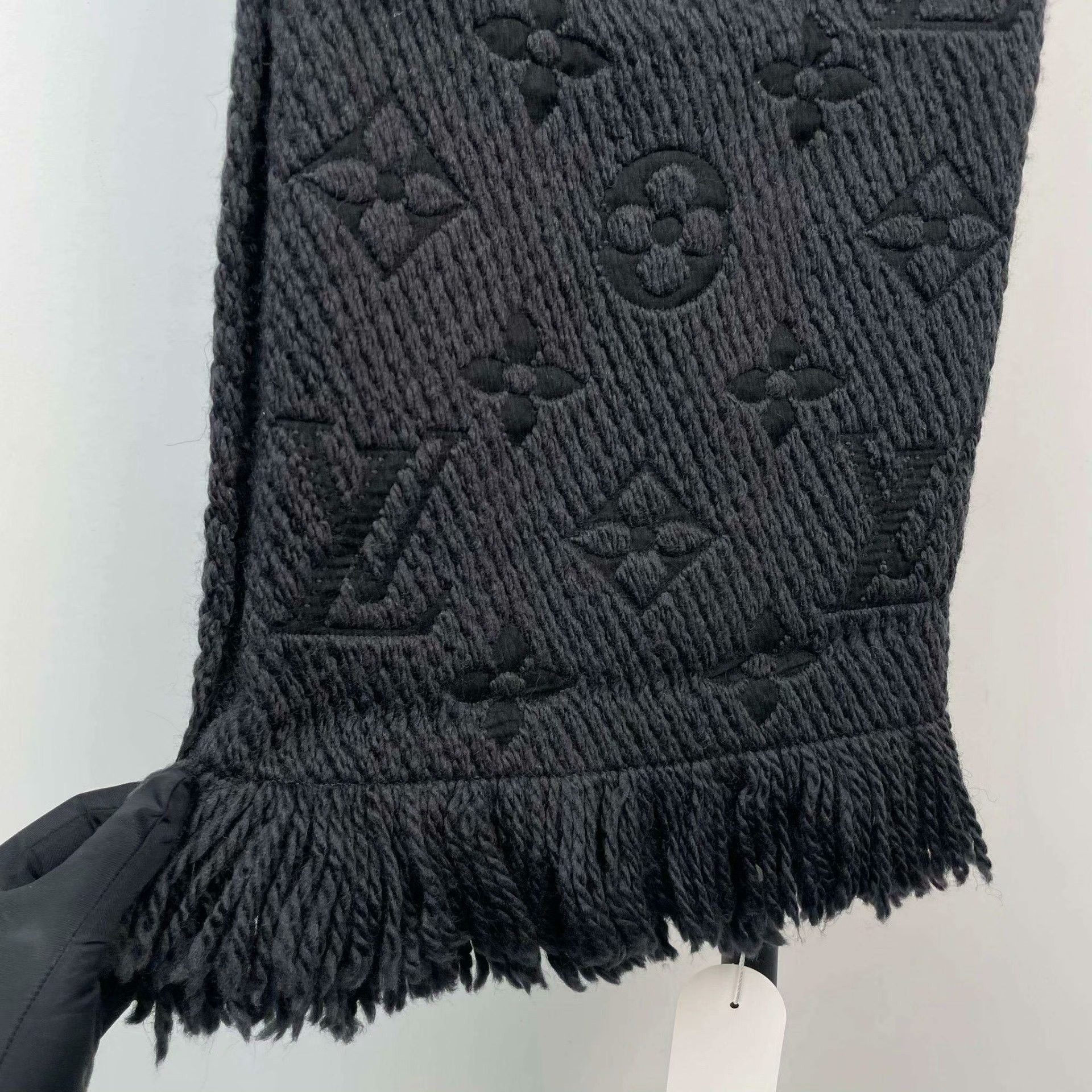 Louis Vuitton Louis Vuitton Black Scarf L Men Size ONE SIZE - 5 Thumbnail