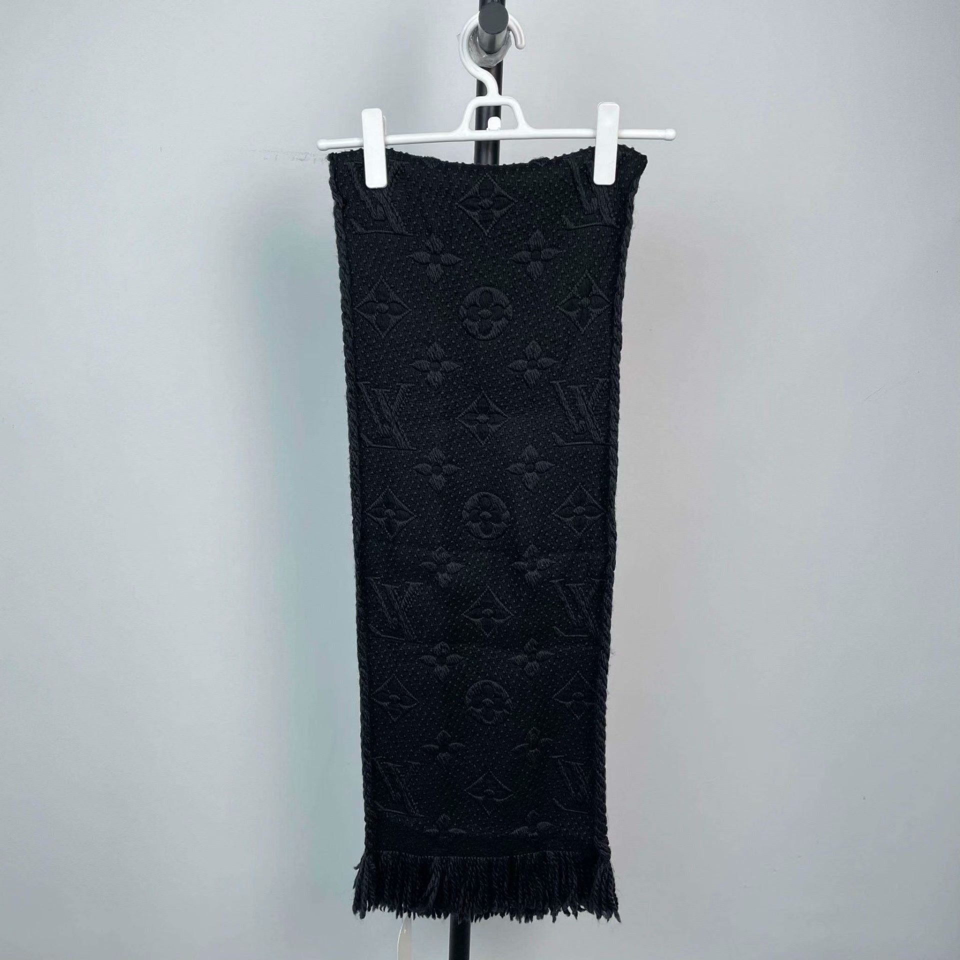 Louis Vuitton Louis Vuitton Black Scarf L Men Size ONE SIZE - 6 Thumbnail
