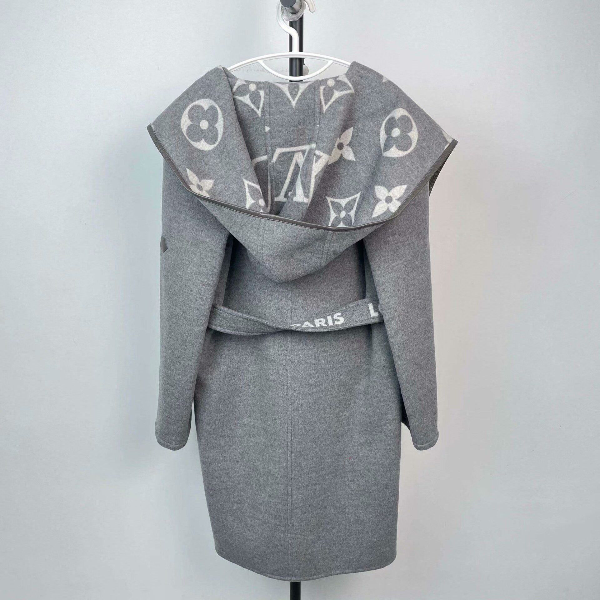 Louis Vuitton Louis Vuitton Gray Coat 32 Women Size XXS / US 00 / IT 34 - 2 Thumbnail