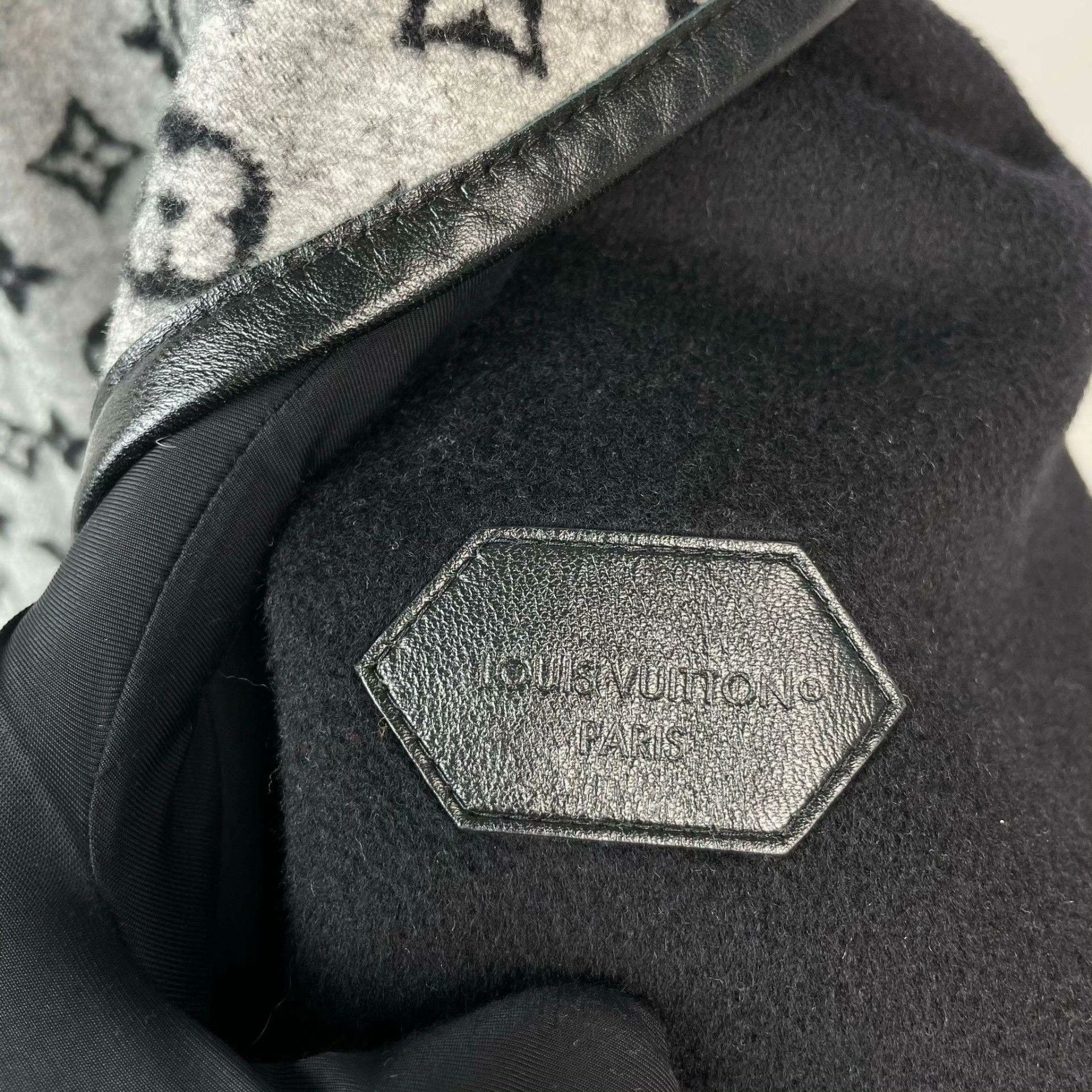 Louis Vuitton Louis Vuitton Black Heavy Coat 38 Men Size US S / EU 44-46 / 1 - 3 Thumbnail
