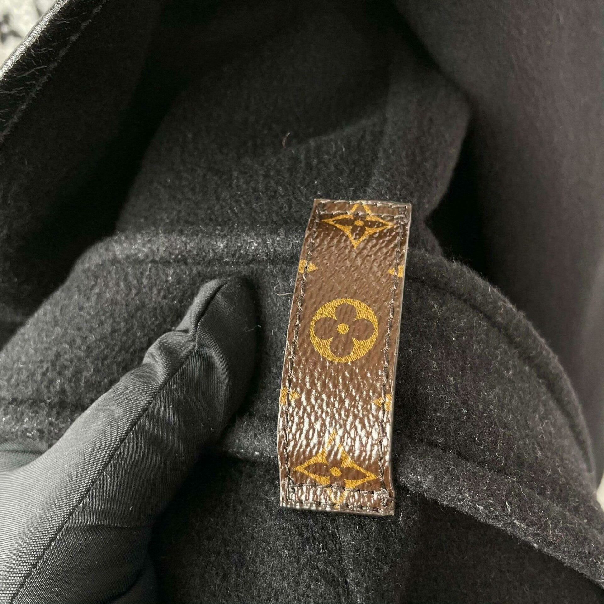 Louis Vuitton Louis Vuitton Black Heavy Coat 38 Men Size US S / EU 44-46 / 1 - 6 Thumbnail