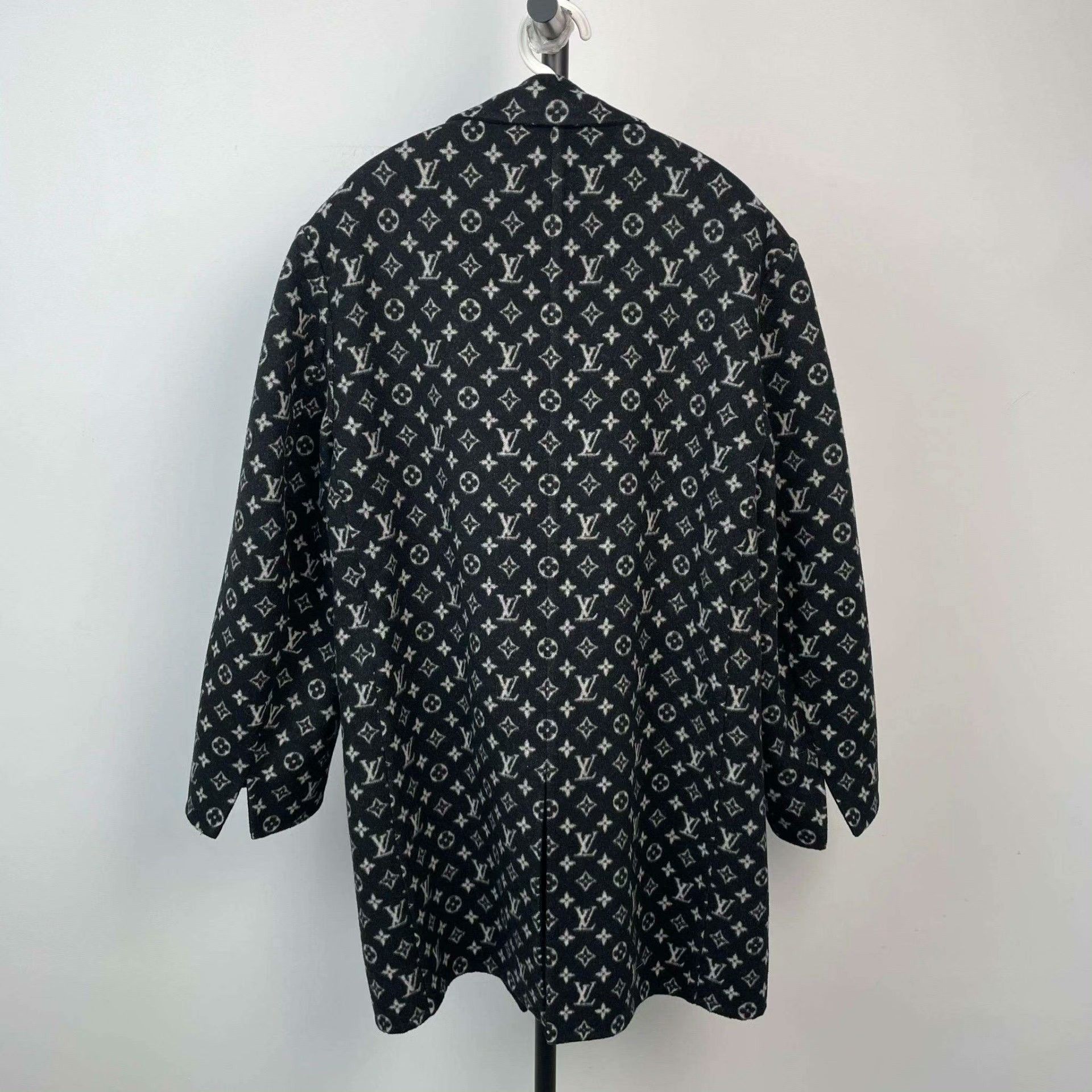 Louis Vuitton Louis Vuitton Black Heavy Coat 40 Men Size US M / EU 48-50 / 2 - 9 Thumbnail