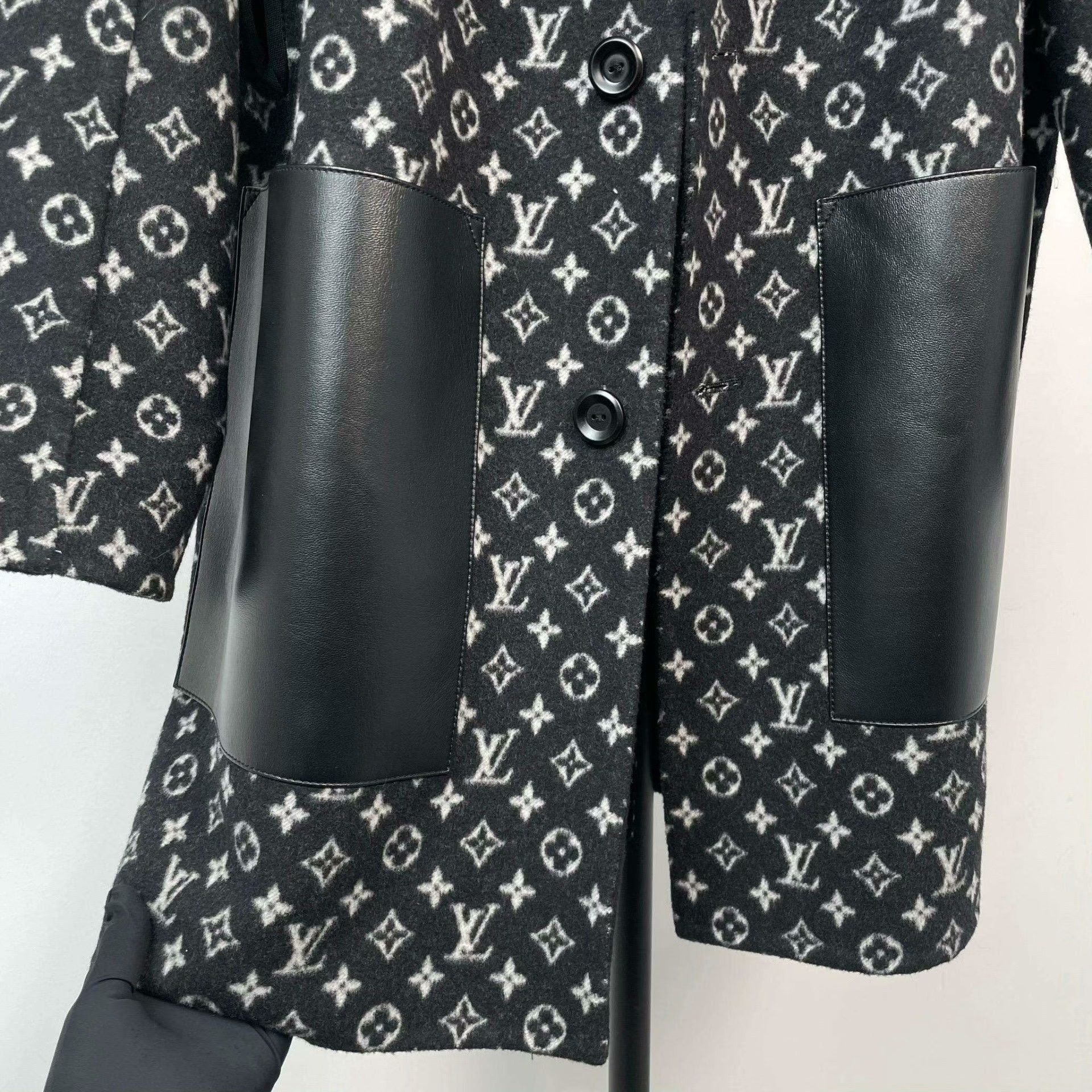 Louis Vuitton Louis Vuitton Black Heavy Coat 40 Men Size US M / EU 48-50 / 2 - 8 Thumbnail