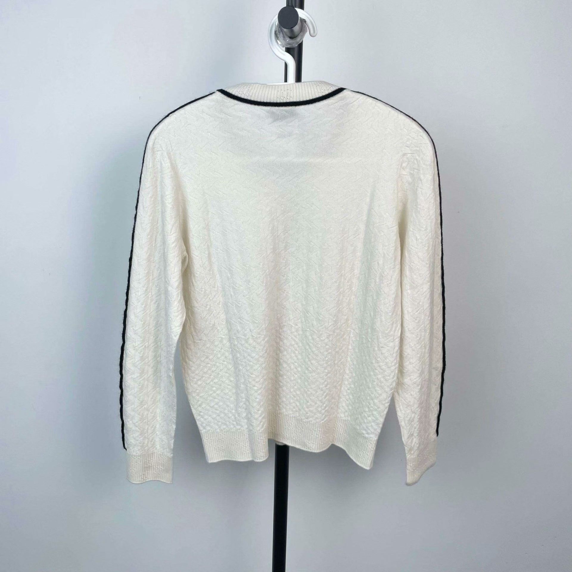 Chanel Chanel Sweater 40 Women Size M / US 6-8 / IT 42-44 - 2 Thumbnail