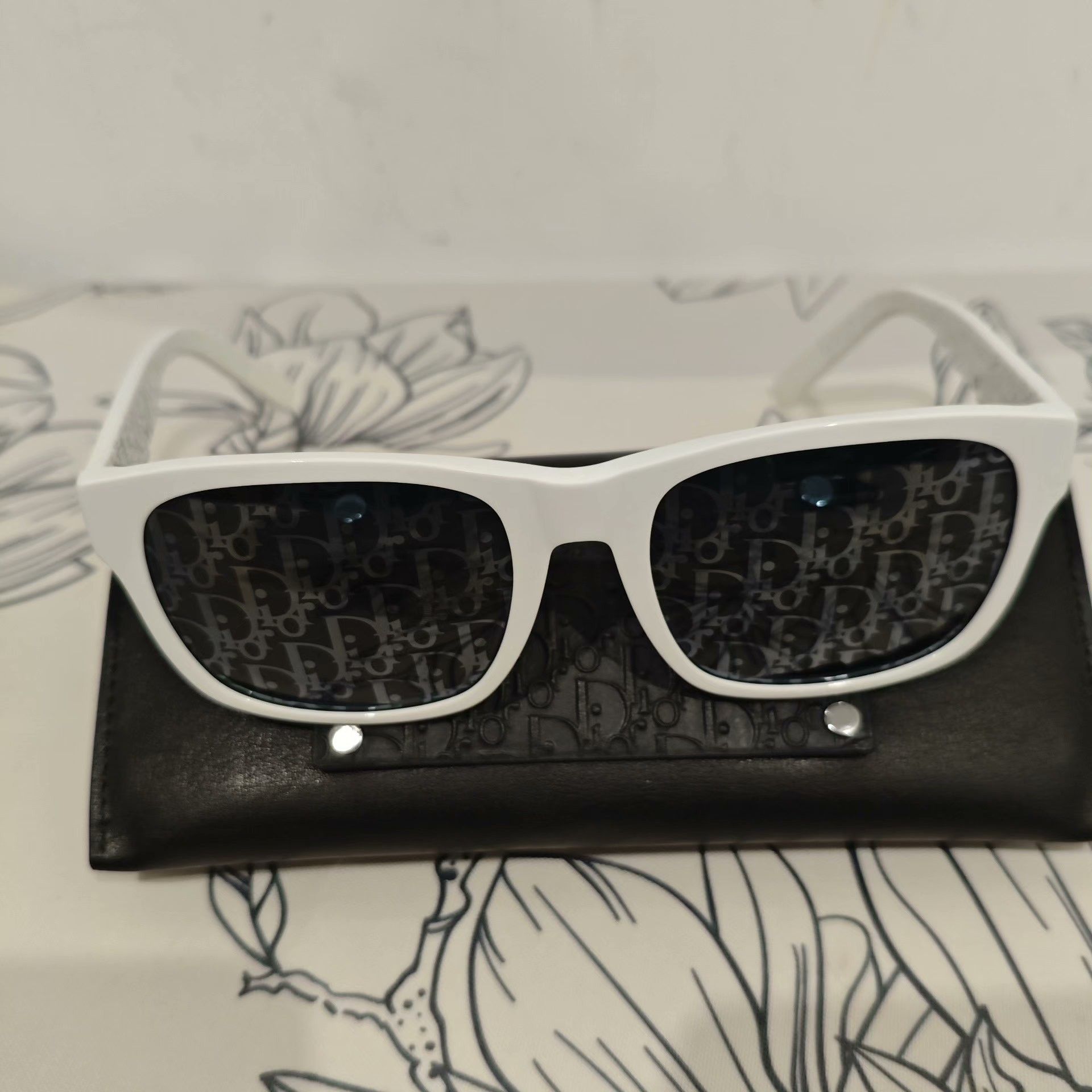 Dior Dior Retro White Item 38.5 Men Size ONE SIZE - 2 Thumbnail