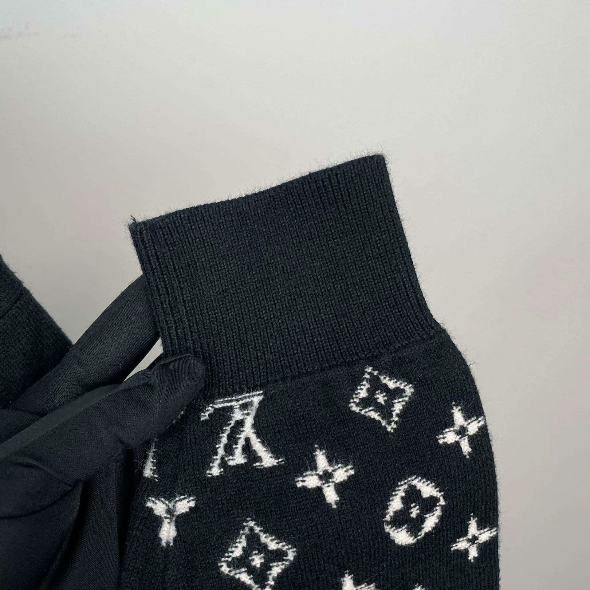 Louis Vuitton Louis Vuitton Knit Gradient Multi Sweater M Men Size US M / EU 48-50 / 2 - 9 Thumbnail
