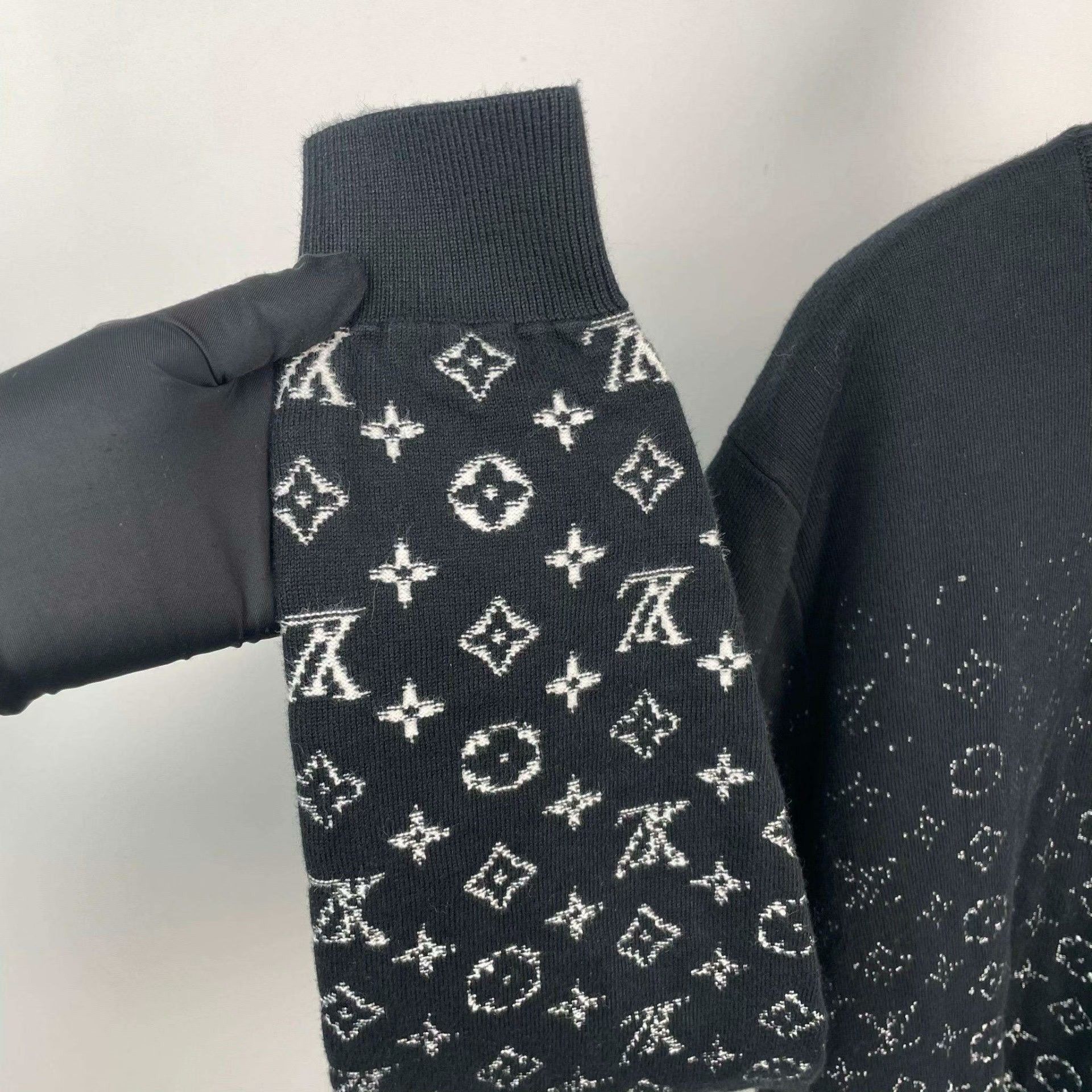 Louis Vuitton Louis Vuitton Knit Gradient Multi Sweater M Men Size US M / EU 48-50 / 2 - 8 Thumbnail