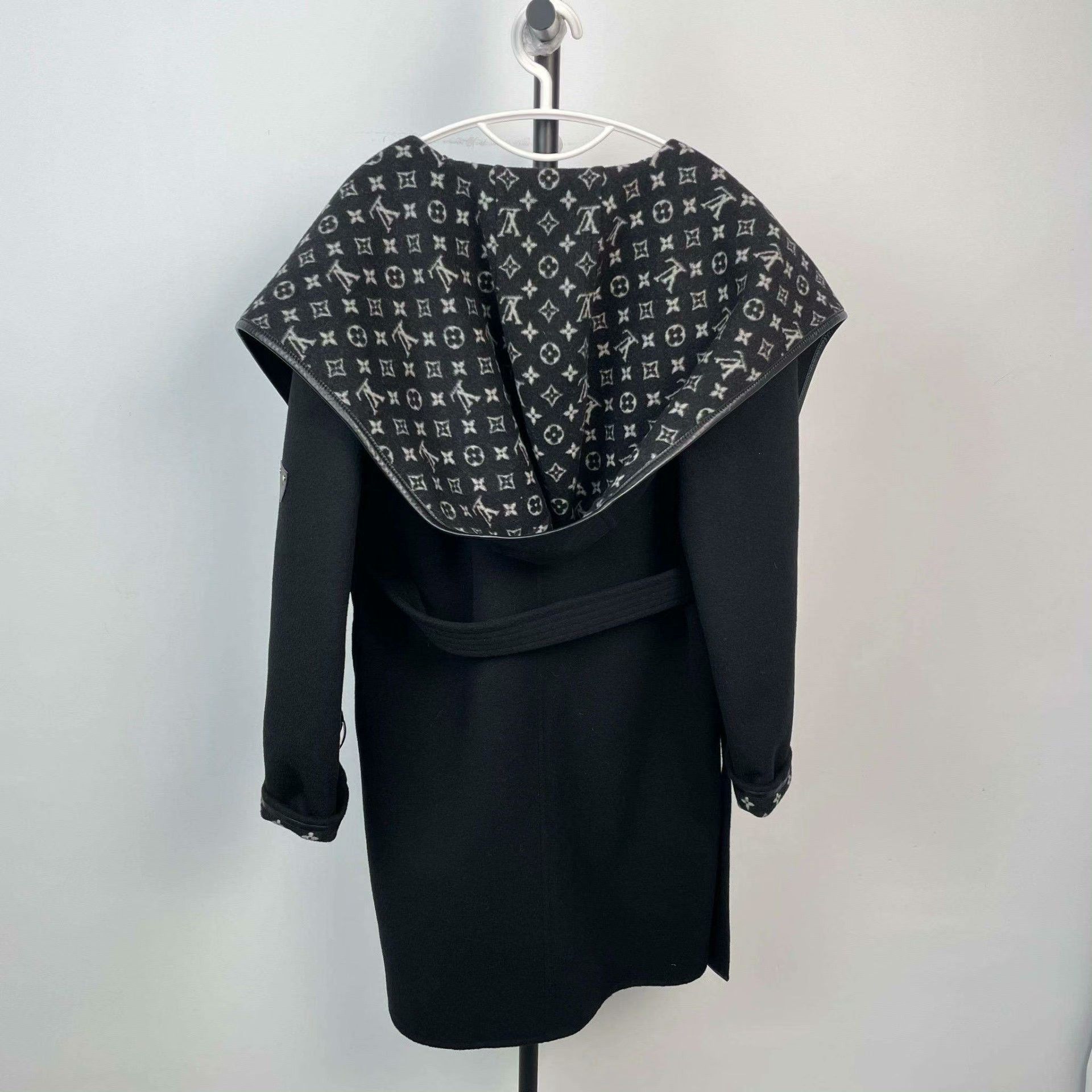 Louis Vuitton Louis Vuitton Black Heavy Coat 34 Men Size US XS / EU 42 / 0 - 2 Thumbnail