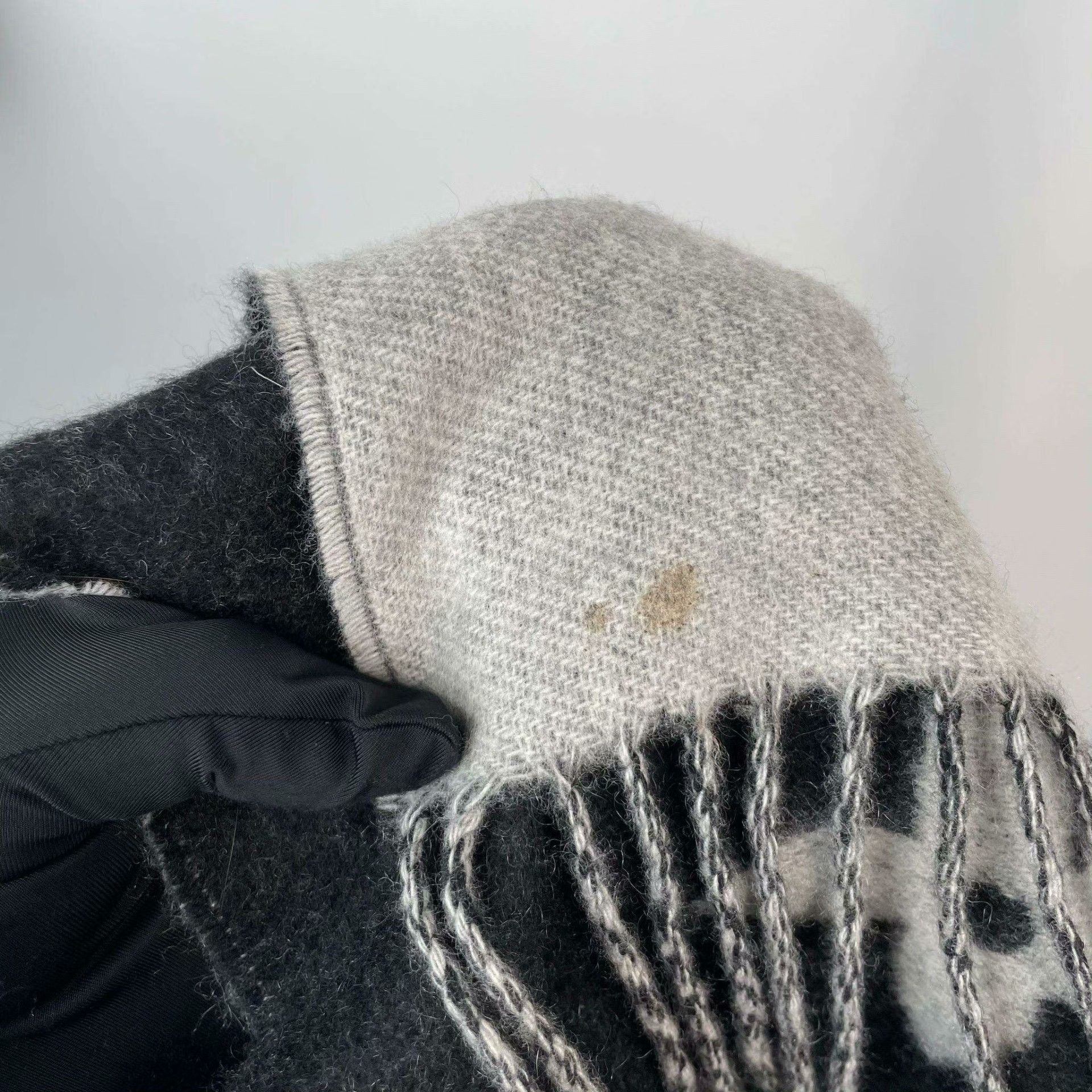 Louis Vuitton Louis Vuitton Gray Scarf S Men Size ONE SIZE - 7 Thumbnail