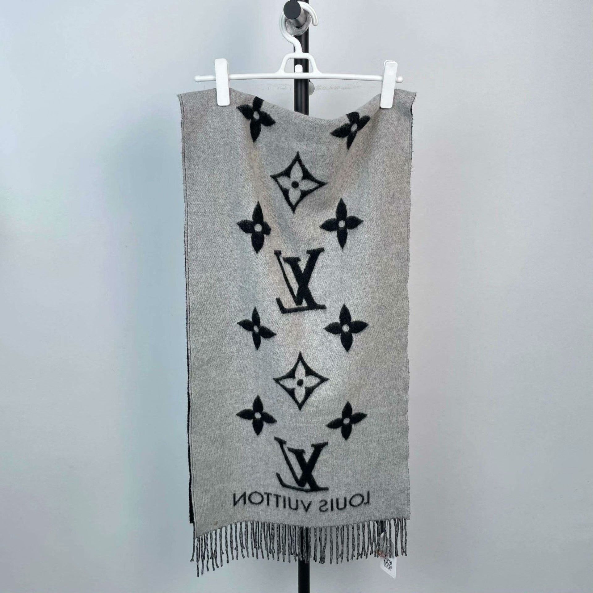 Louis Vuitton Louis Vuitton Gray Scarf S Men Size ONE SIZE - 2 Thumbnail