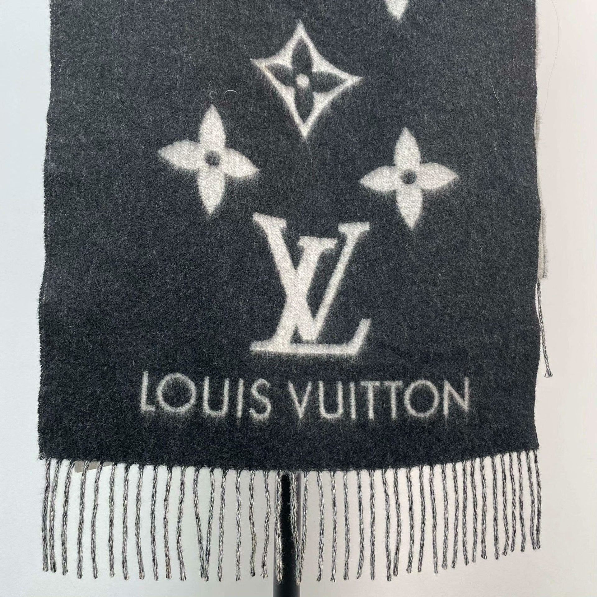 Louis Vuitton Louis Vuitton Gray Scarf S Men Size ONE SIZE - 9 Thumbnail