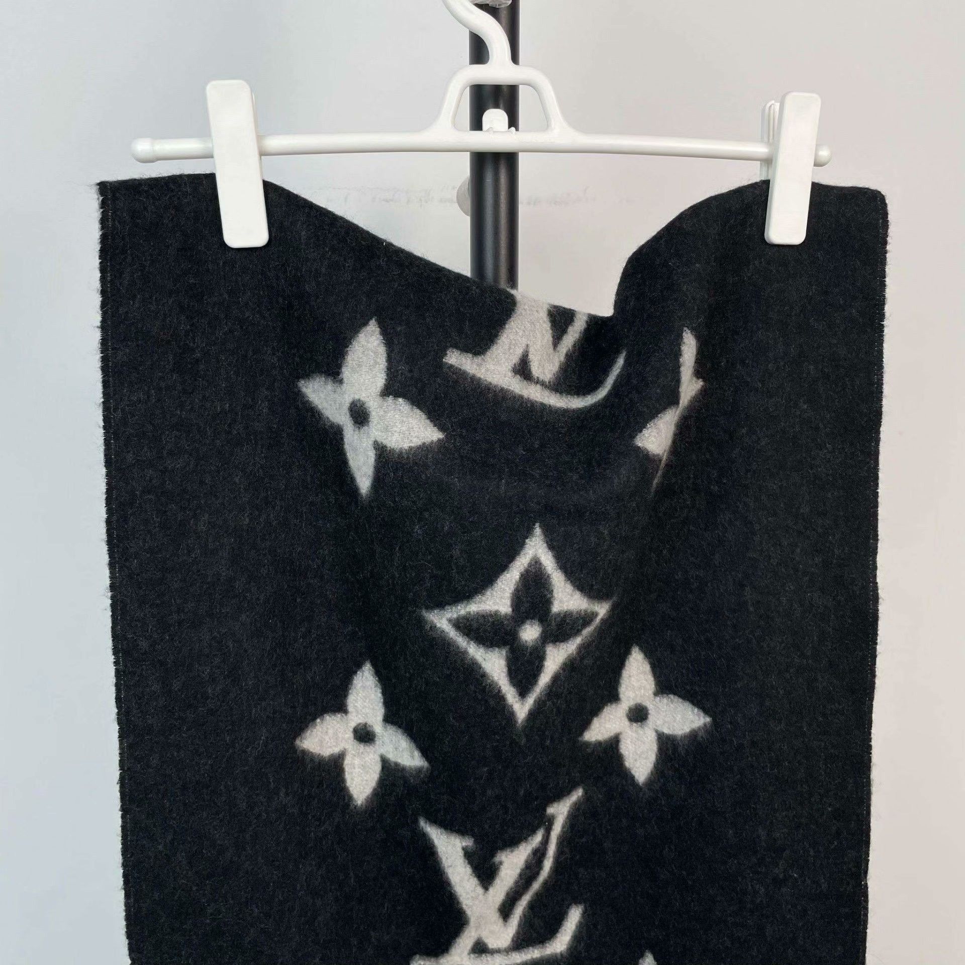 Louis Vuitton Louis Vuitton Gray Scarf S Men Size ONE SIZE - 8 Thumbnail