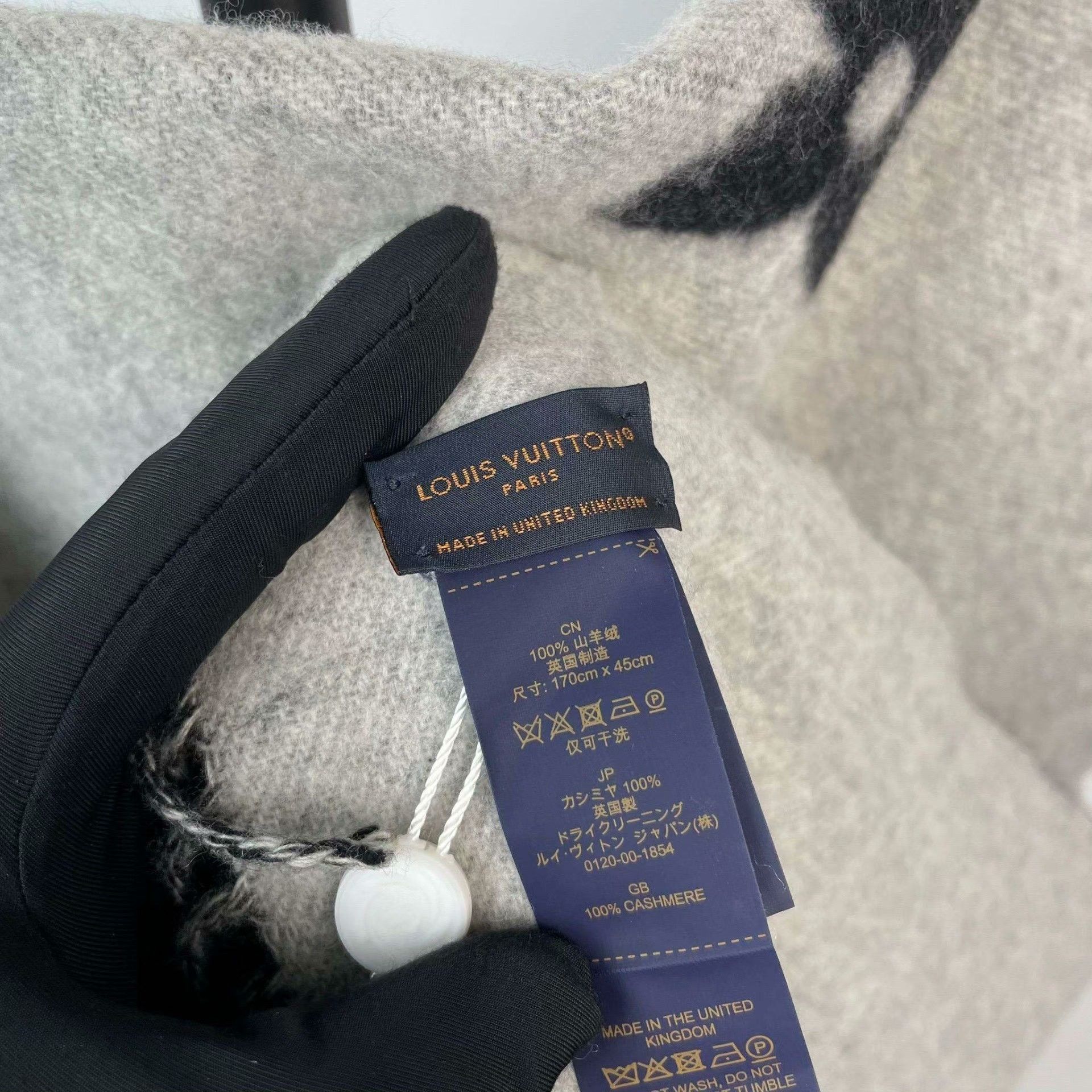 Louis Vuitton Louis Vuitton Gray Scarf S Men Size ONE SIZE - 4 Thumbnail