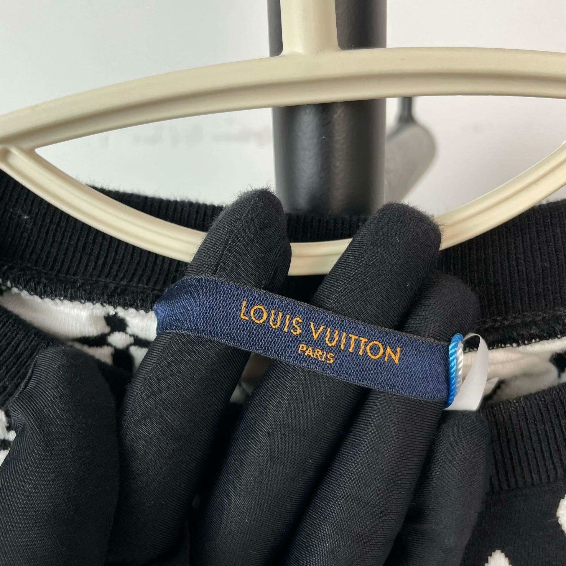 Louis Vuitton Louis Vuitton Cotton Black Hoodie XS Men Size US XS / EU 42 / 0 - 3 Thumbnail