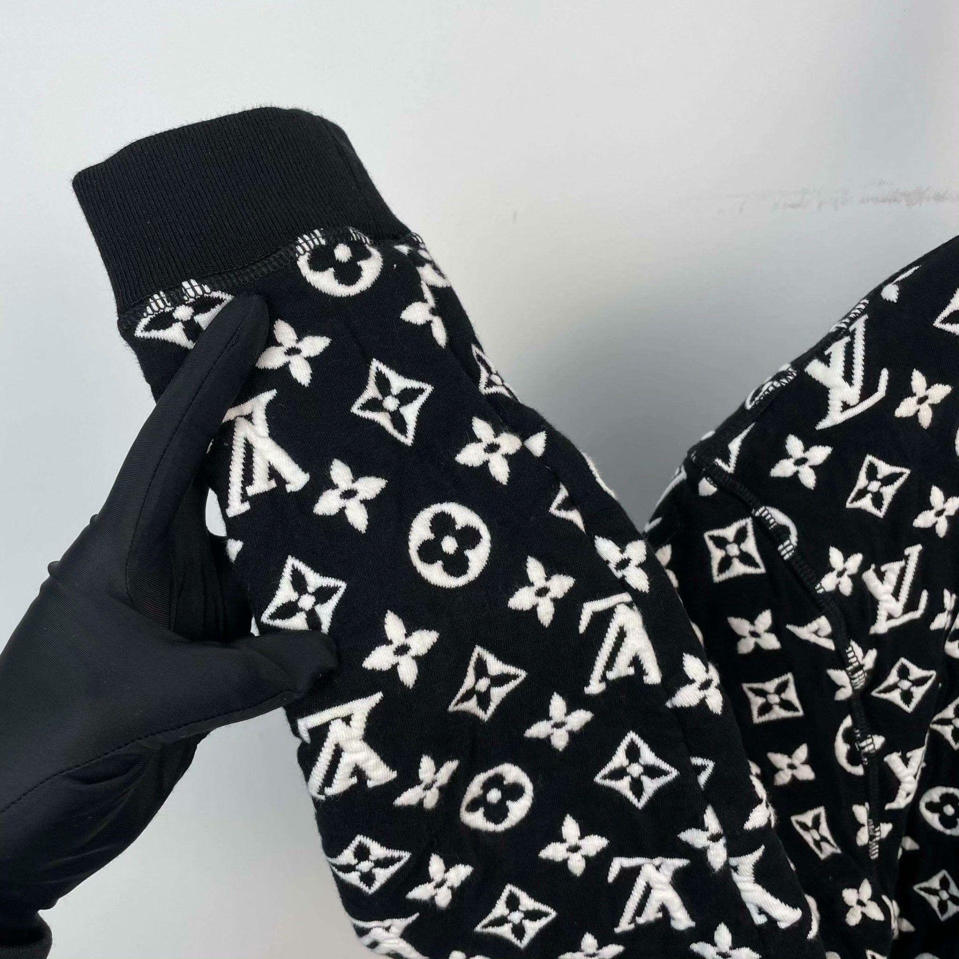 Louis Vuitton Louis Vuitton Cotton Black Hoodie XS Men Size US XS / EU 42 / 0 - 7 Thumbnail