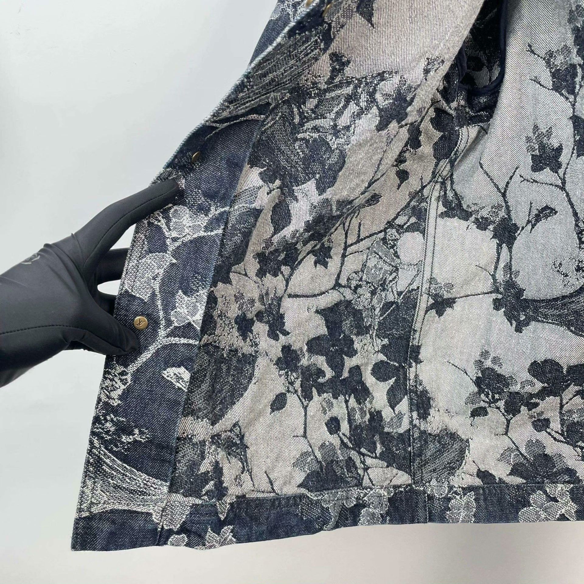 Louis Vuitton Louis Vuitton Denim Printed Blue Shirt M Men Size US M / EU 48-50 / 2 - 9 Thumbnail