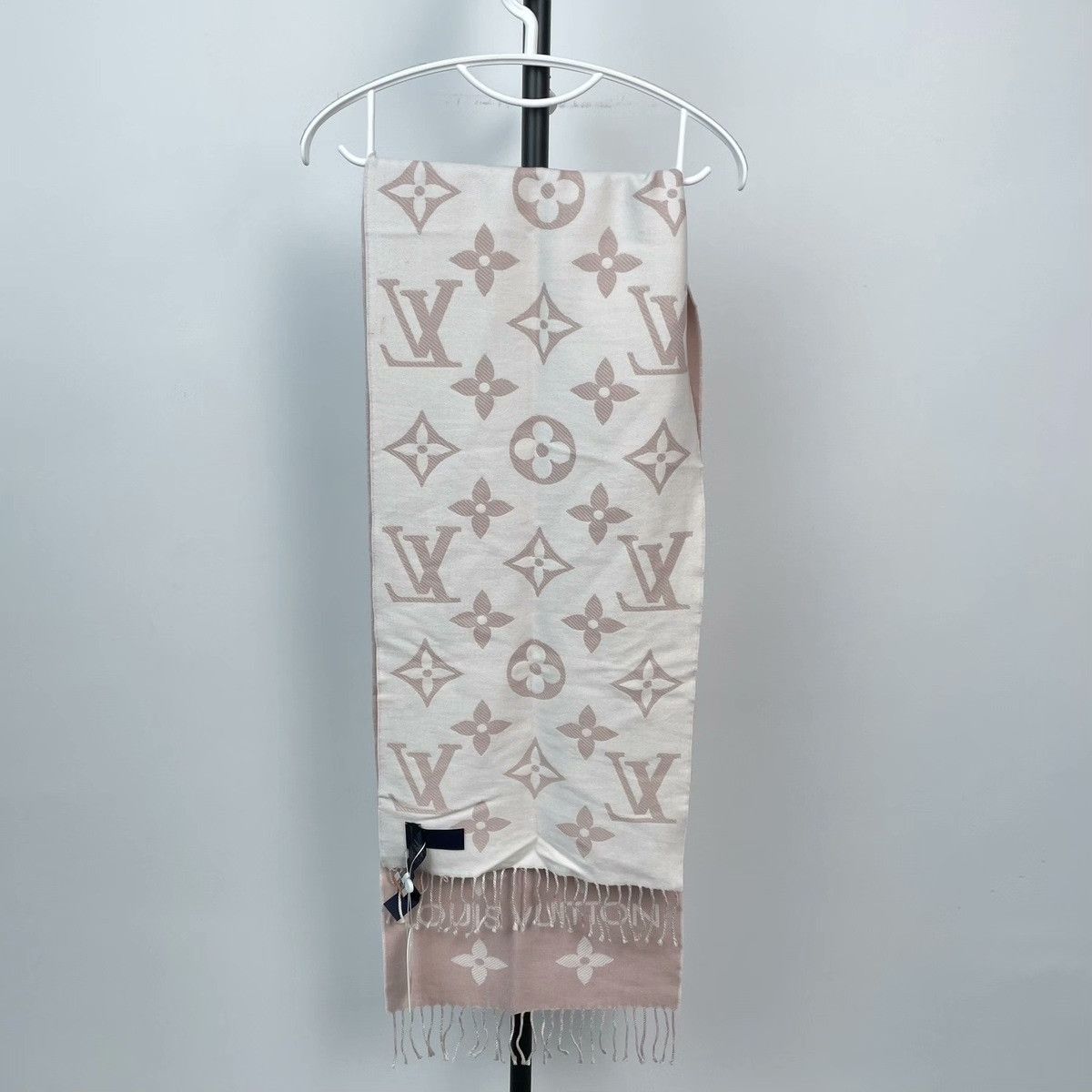 Louis Vuitton Louis Vuitton Pink Scarf 34 Men Size ONE SIZE - 2 Thumbnail