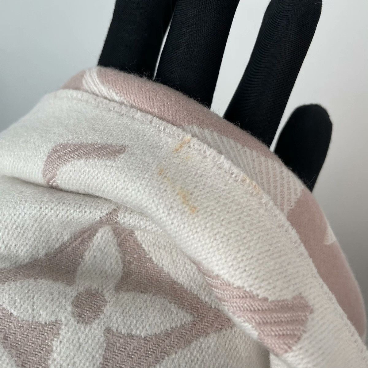 Louis Vuitton Louis Vuitton Pink Scarf 34 Men Size ONE SIZE - 3 Thumbnail