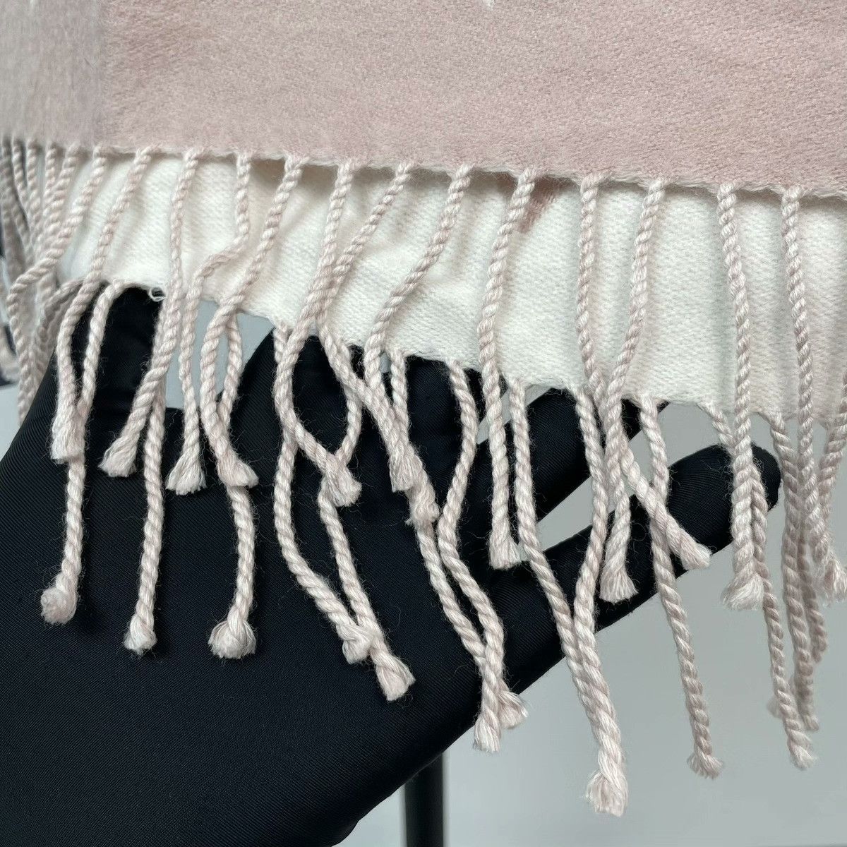 Louis Vuitton Louis Vuitton Pink Scarf 34 Men Size ONE SIZE - 9 Thumbnail