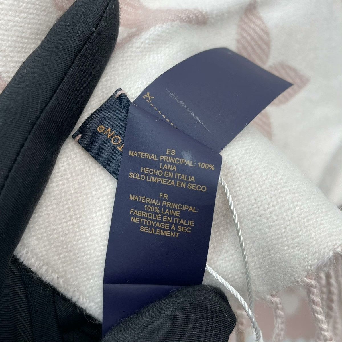 Louis Vuitton Louis Vuitton Pink Scarf 34 Men Size ONE SIZE - 6 Thumbnail