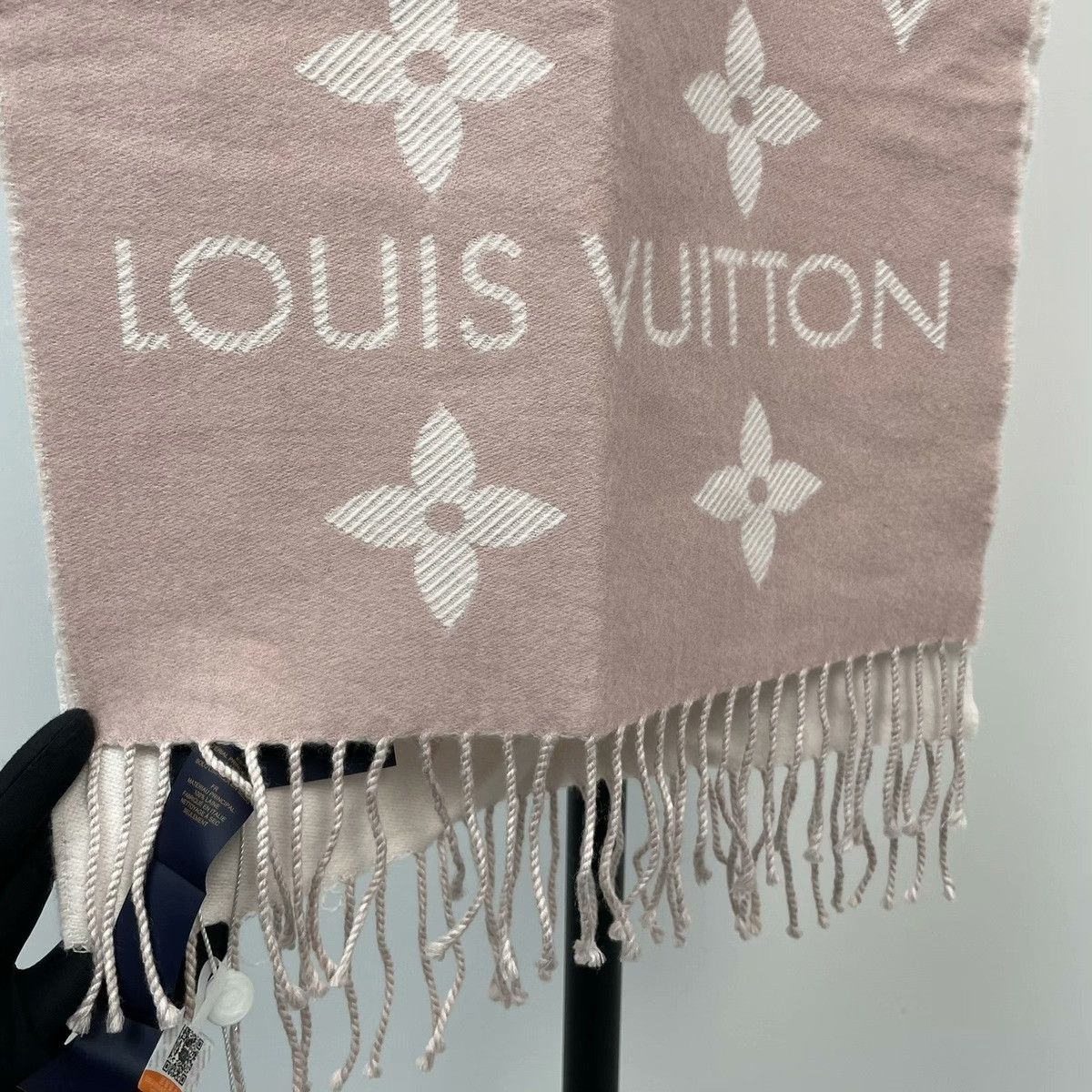 Louis Vuitton Louis Vuitton Pink Scarf 34 Men Size ONE SIZE - 8 Thumbnail